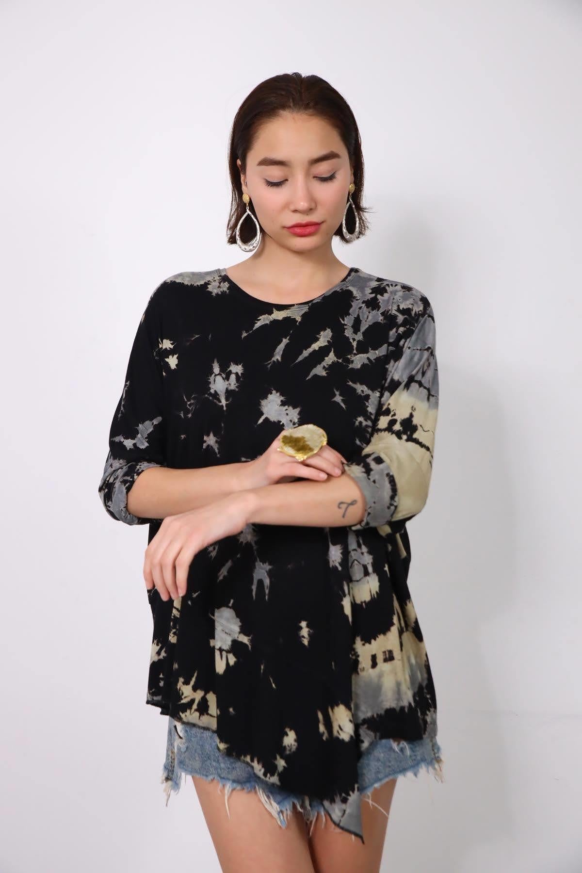  Siyah Altı Parçalı Batik Desenli Uzun Kollu Bluz