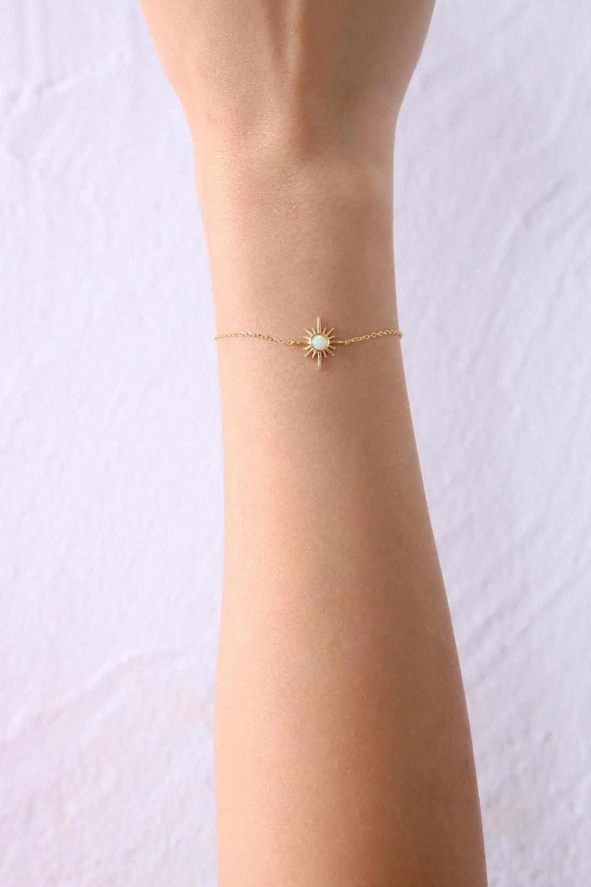 Yıldız Motifli Beyaz Opal Taşlı Bileklik Yıldız Motifli Beyaz Opal Taşlı Bileklik