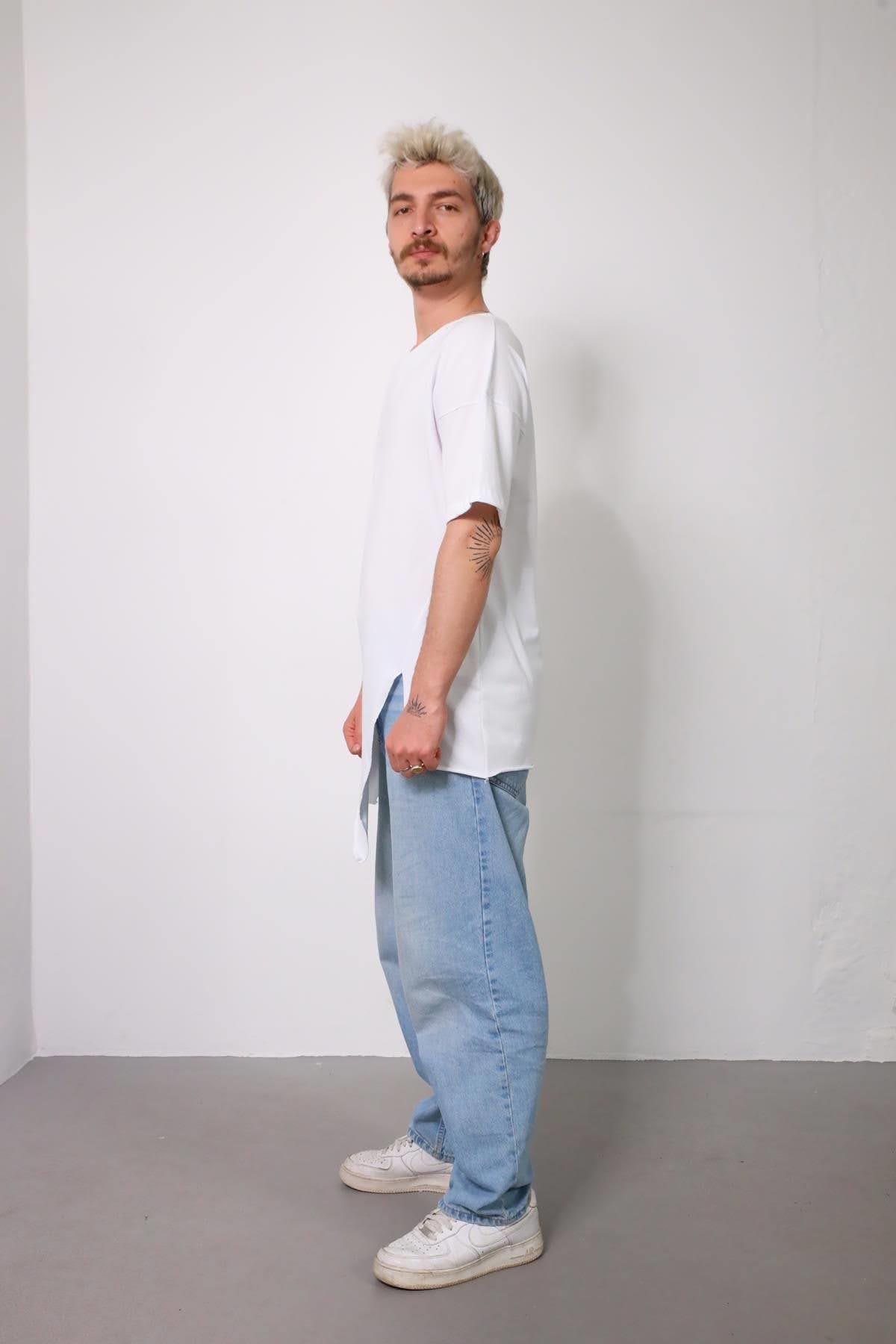  Beyaz Asimetrik Dikiş Detaylı Kayık Yaka Erkek Tişört