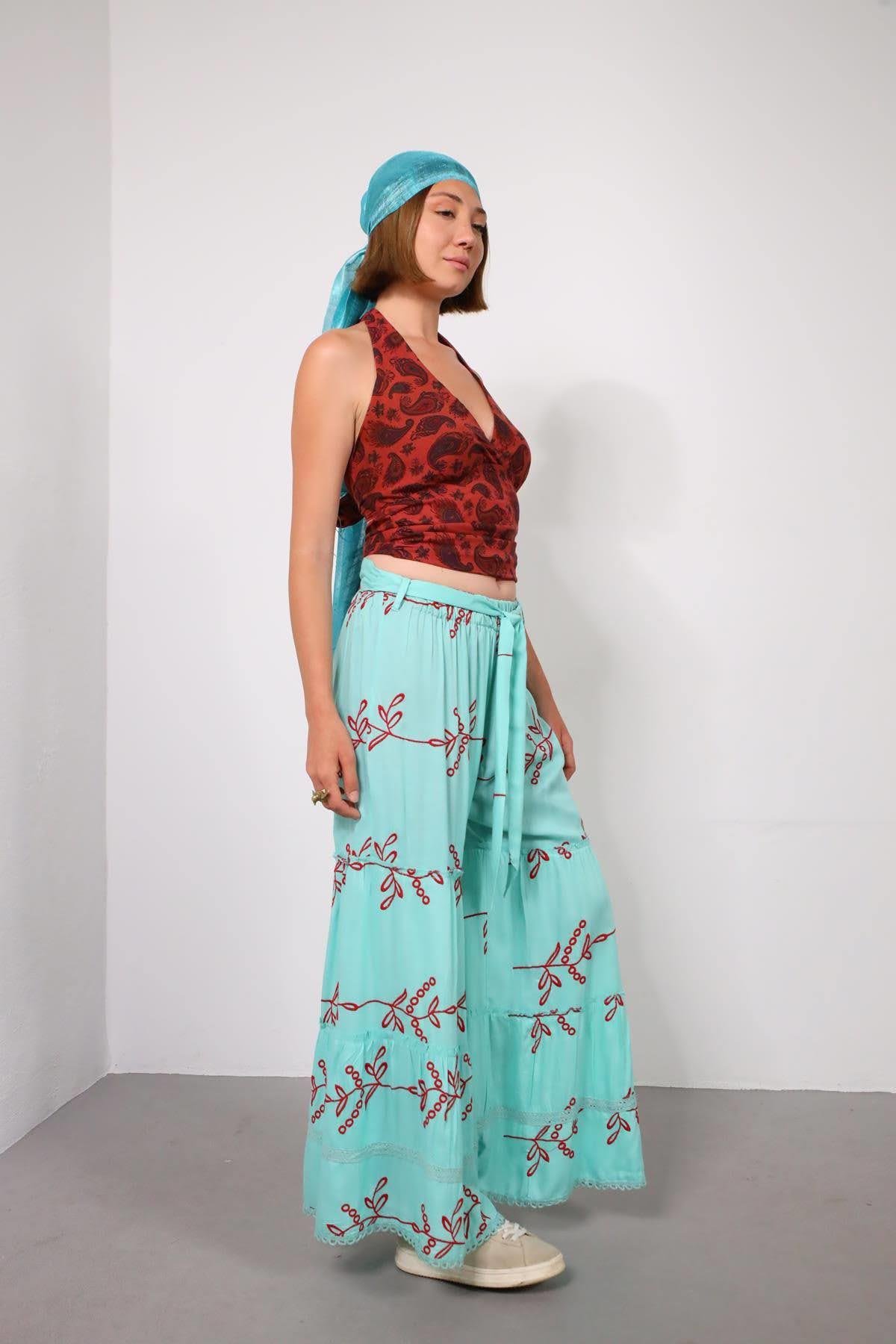  Turkuaz Güpürlü İşlemeli Kemer Detaylı İspanyol Paça Pantolon