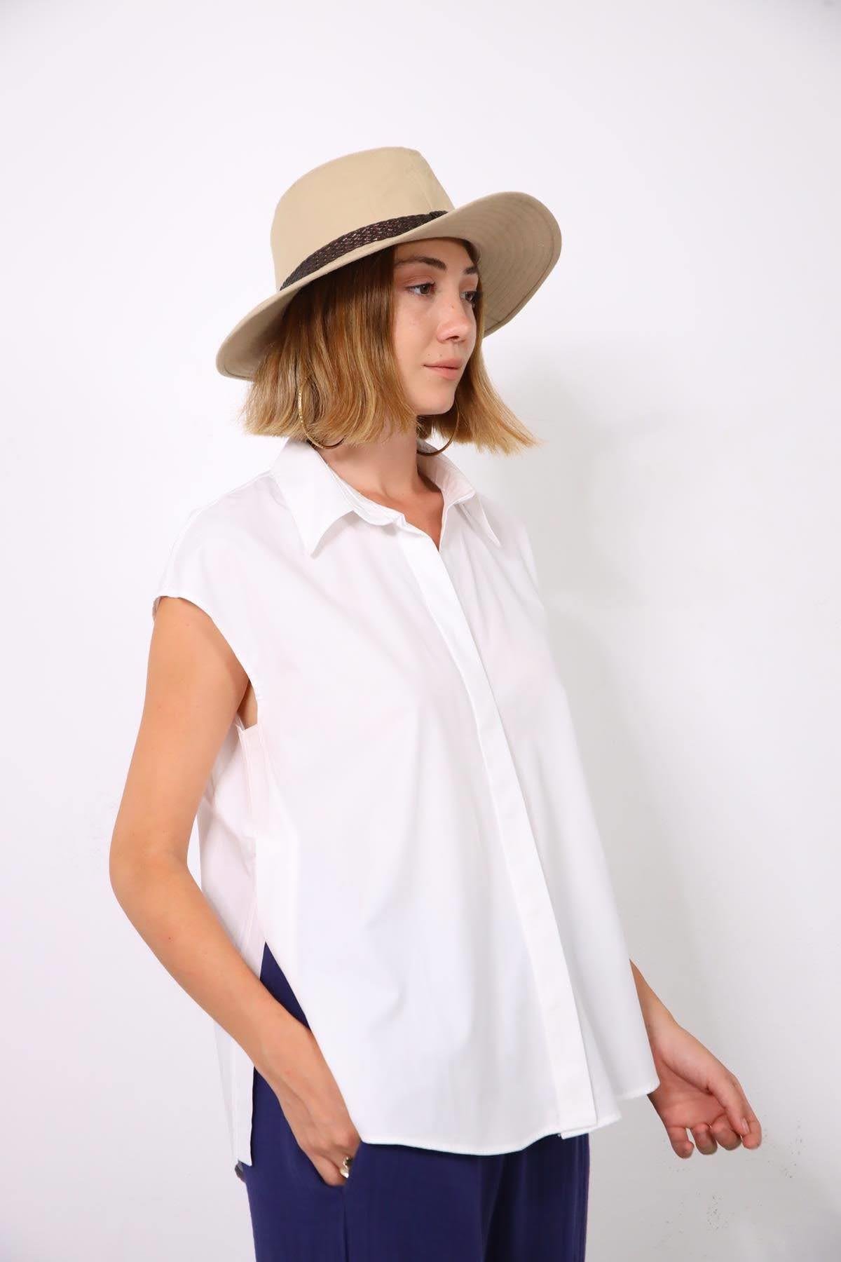  Beyaz Yanları Yırtmaçlı Kolsuz Gömlek