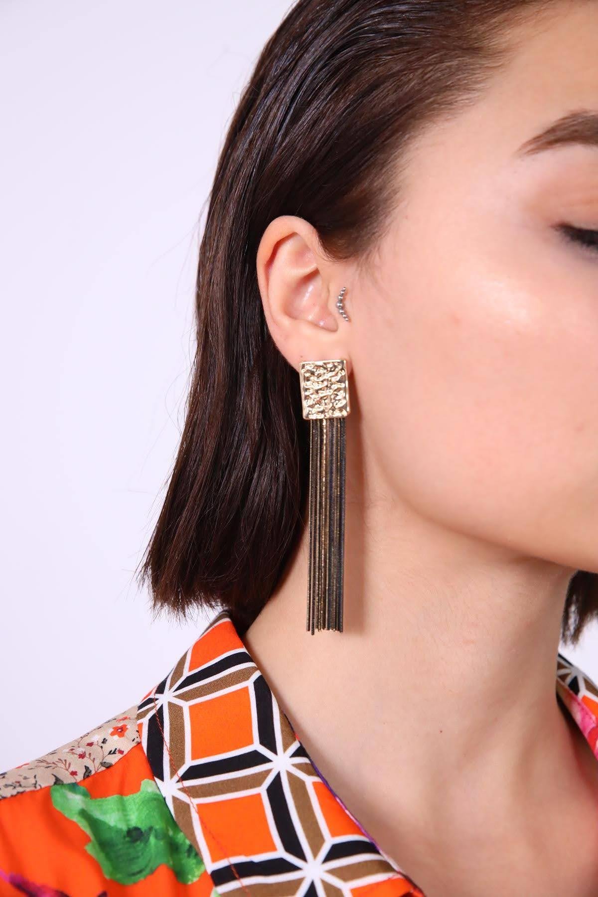  Gold Detaylı Püsküllü Küpe