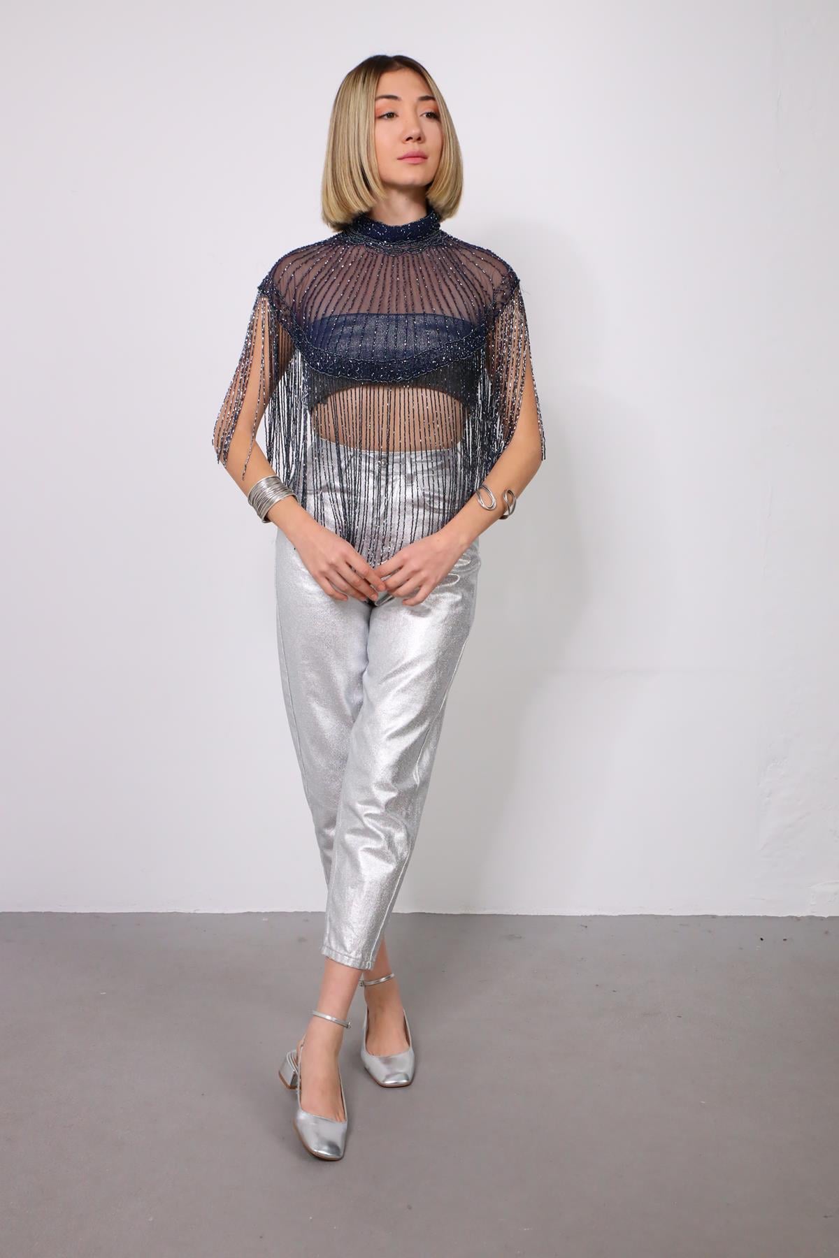 Lacivert Boncuk İşlemeli Tasarım Pelerin Lacivert Boncuk İşlemeli Tasarım Pelerin