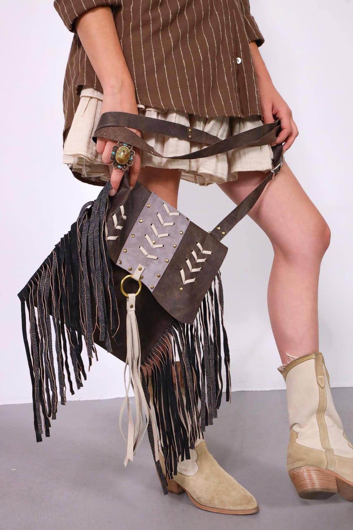 Kahverengi Püsküllü Zımbalı Deri Çanta - Şaman Butik Kahverengi Püsküllü Zımbalı Deri Çanta