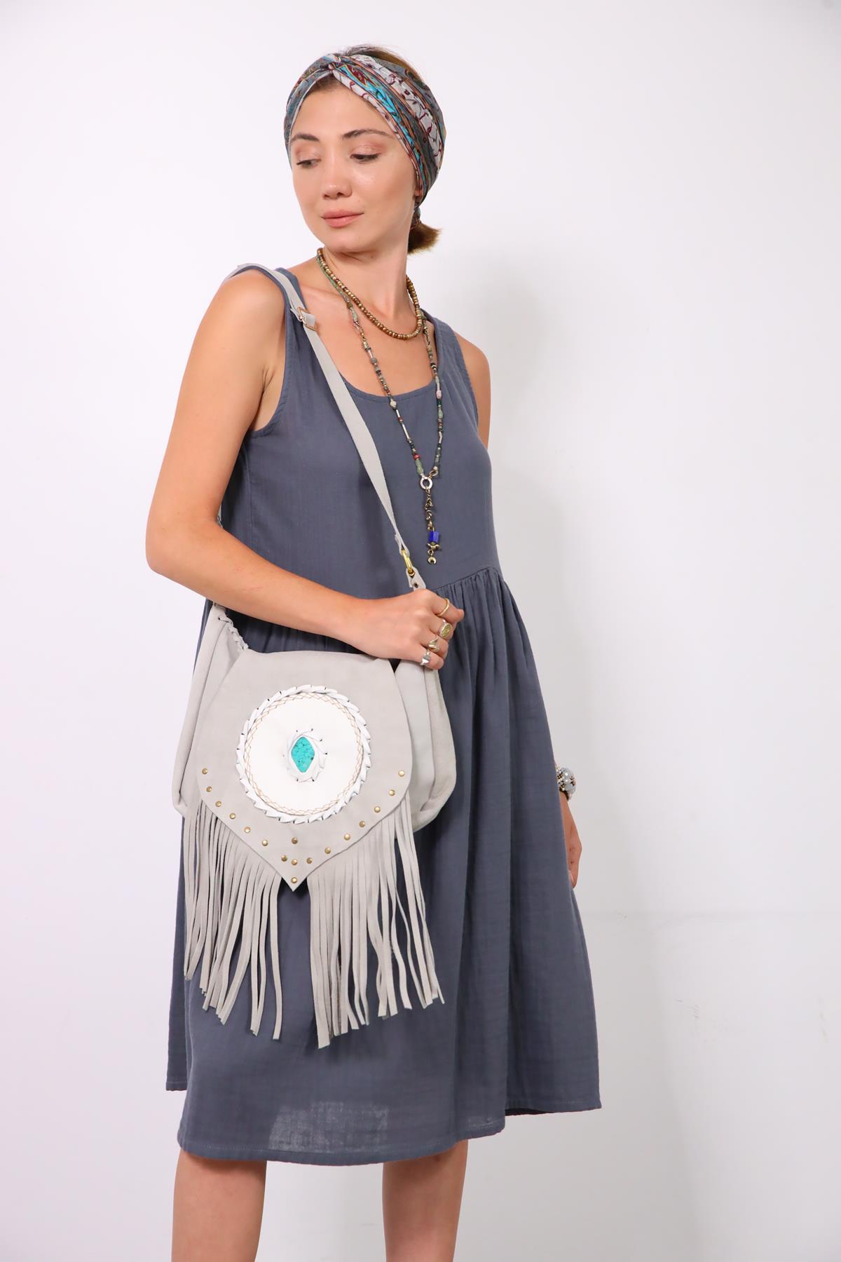  Gri Doğal Taşlı Püskül Detay Kapaklı Süet Çanta