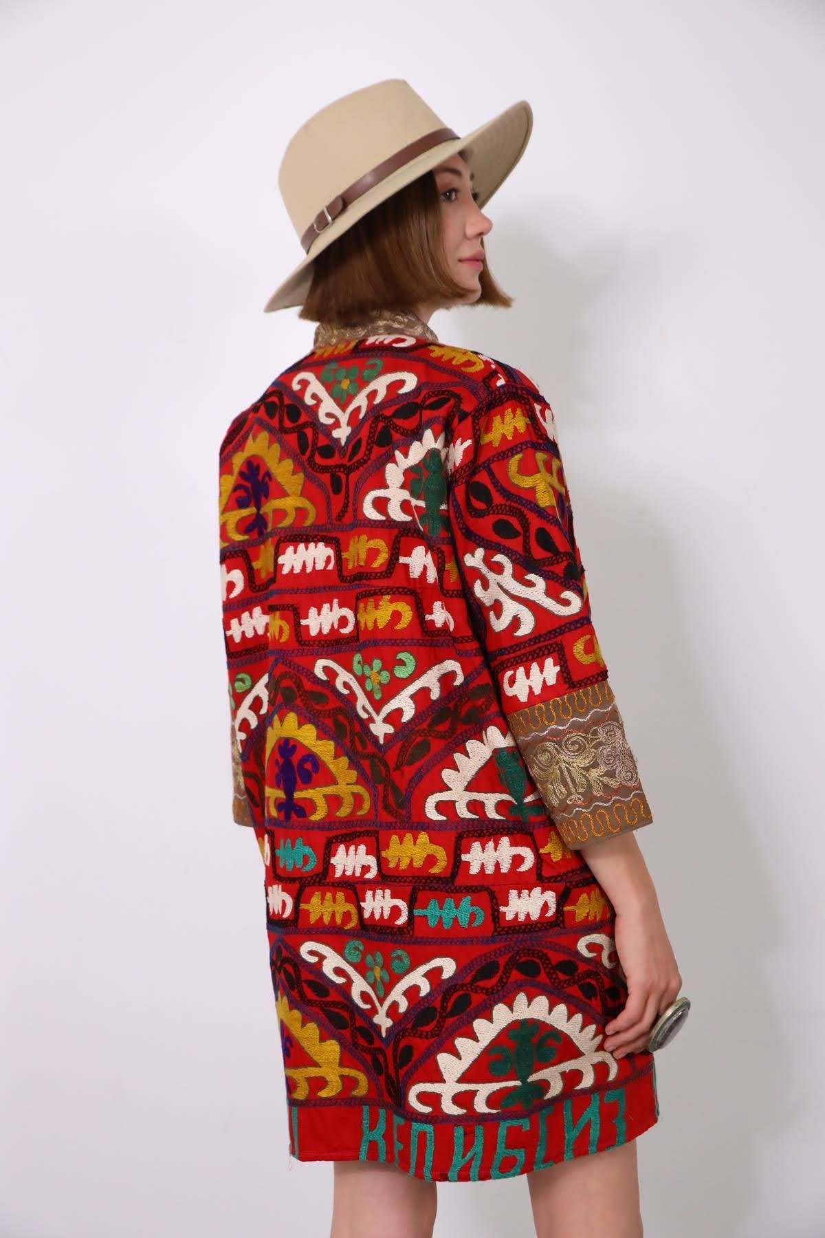 Kırmızı Hakim Yaka Kısa Suzani Kaftan - Şaman Butik Kırmızı Hakim Yaka Kısa Suzani Kaftan