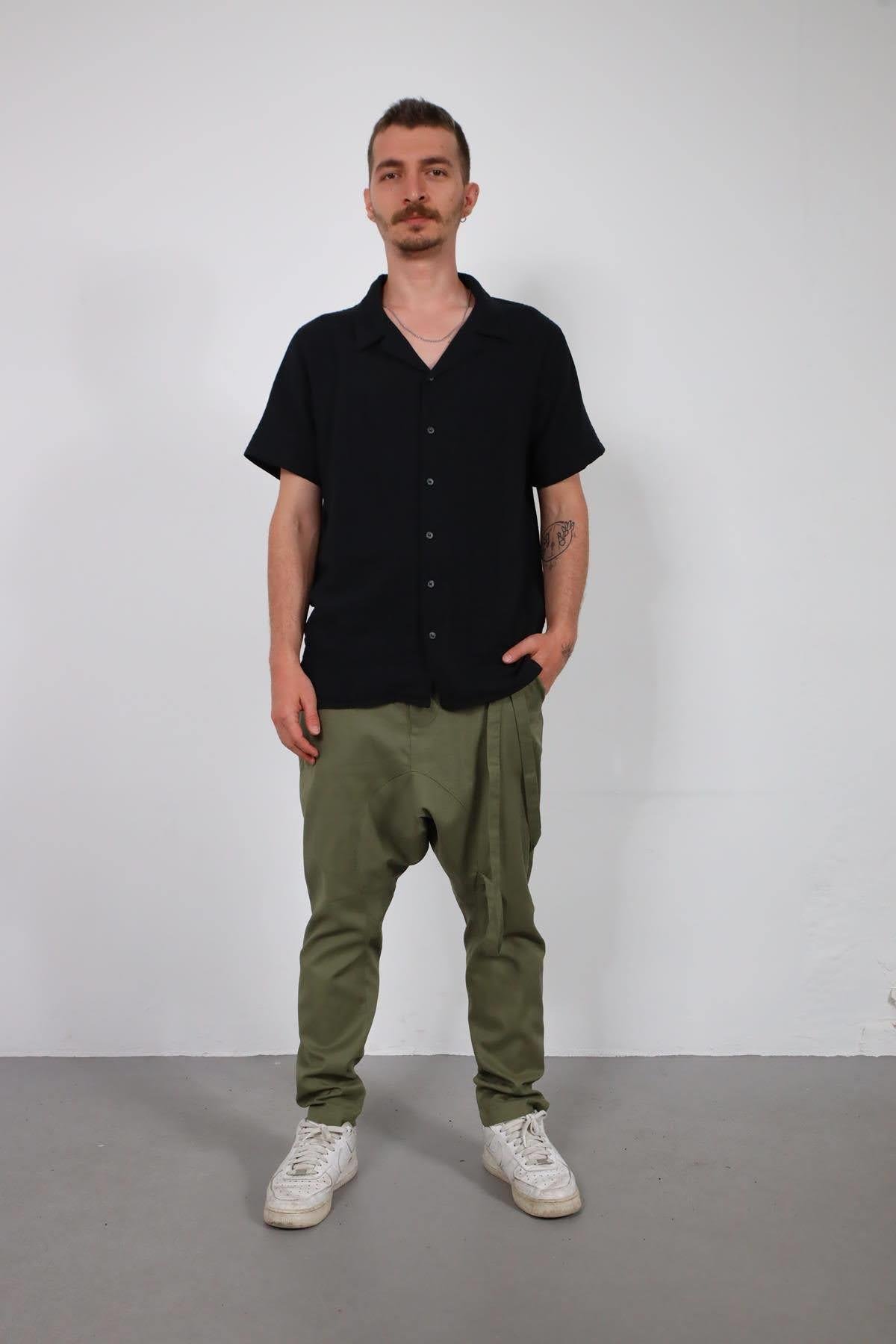  Siyah Sırtı Püsküllü Kısa Kollu Erkek Gömlek