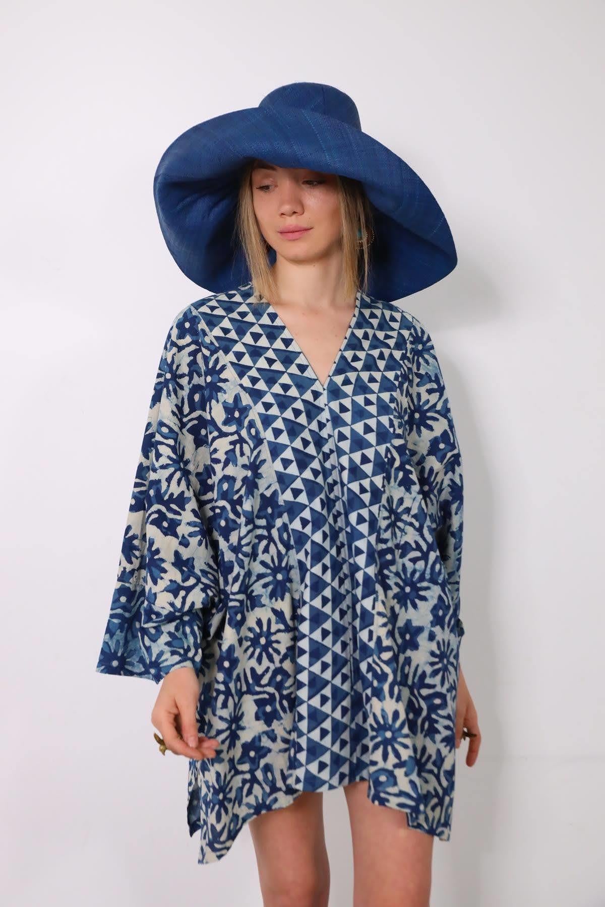 Mavi V Yaka Yarasa Kol Desenli Tunik - Şaman Butik Mavi V Yaka Yarasa Kol Desenli Tunik