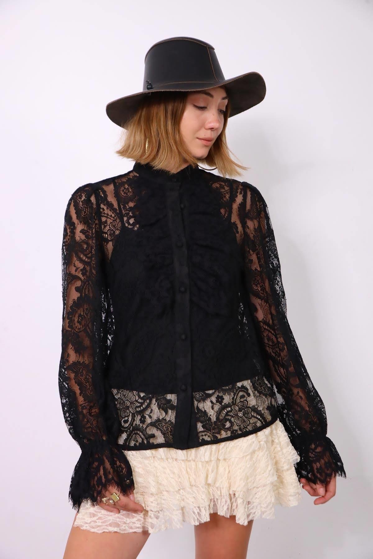  Siyah Kolları Büzgülü Volanlı Dantel Gömlek