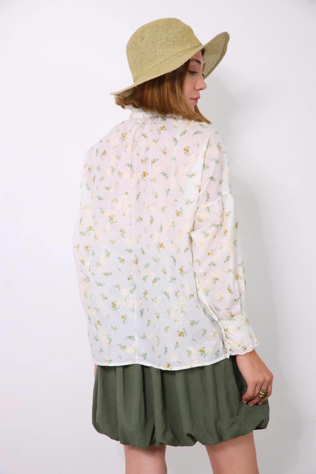  Ekru Çiçek Desenli İşlemeli Gömlek