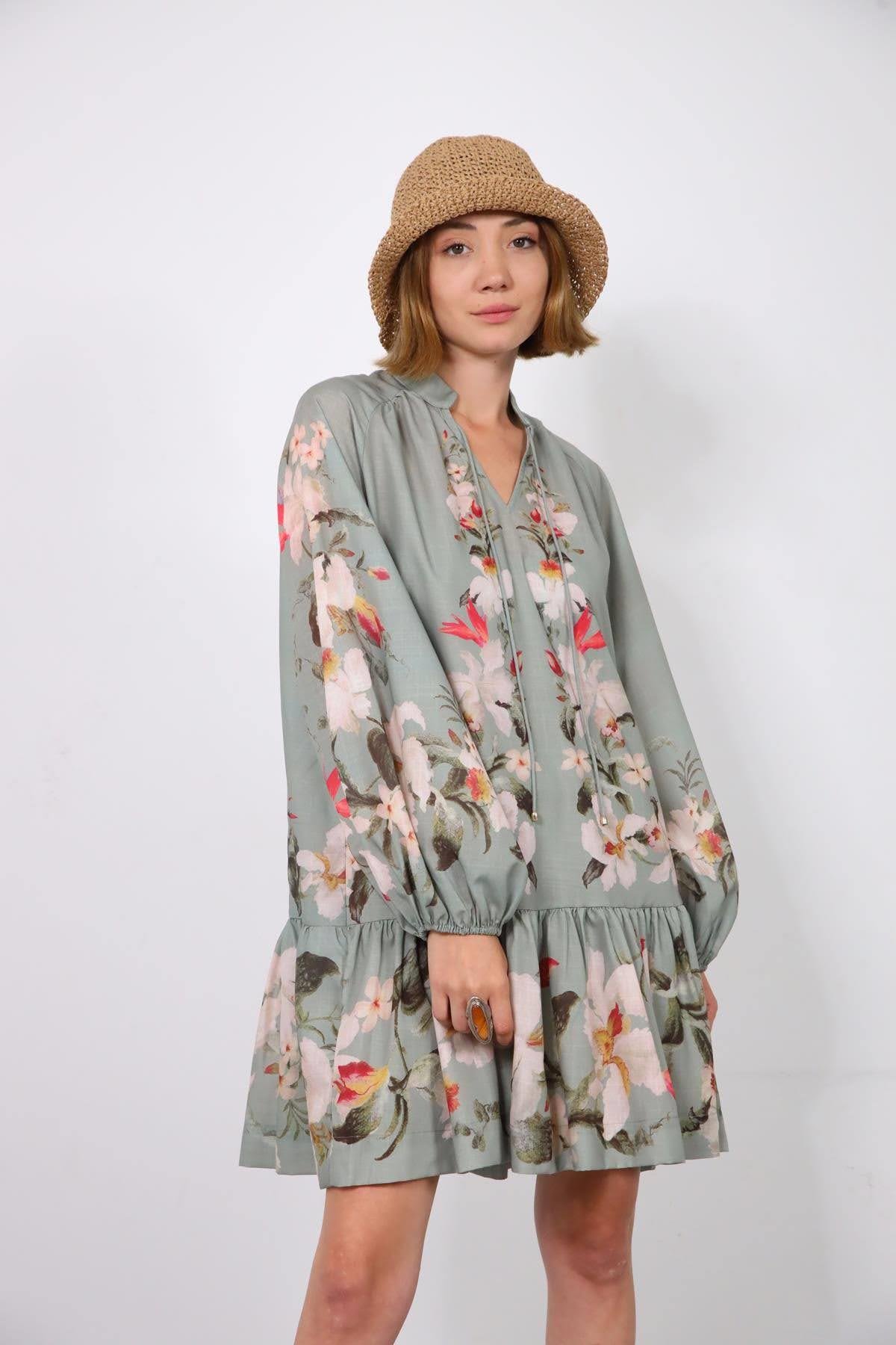 Açık Haki Çiçek Desenli Hakim Yaka Pileli Mini Elbise - Şaman Butik Açık Haki Çiçek Desenli Hakim Yaka Pileli Mini Elbise