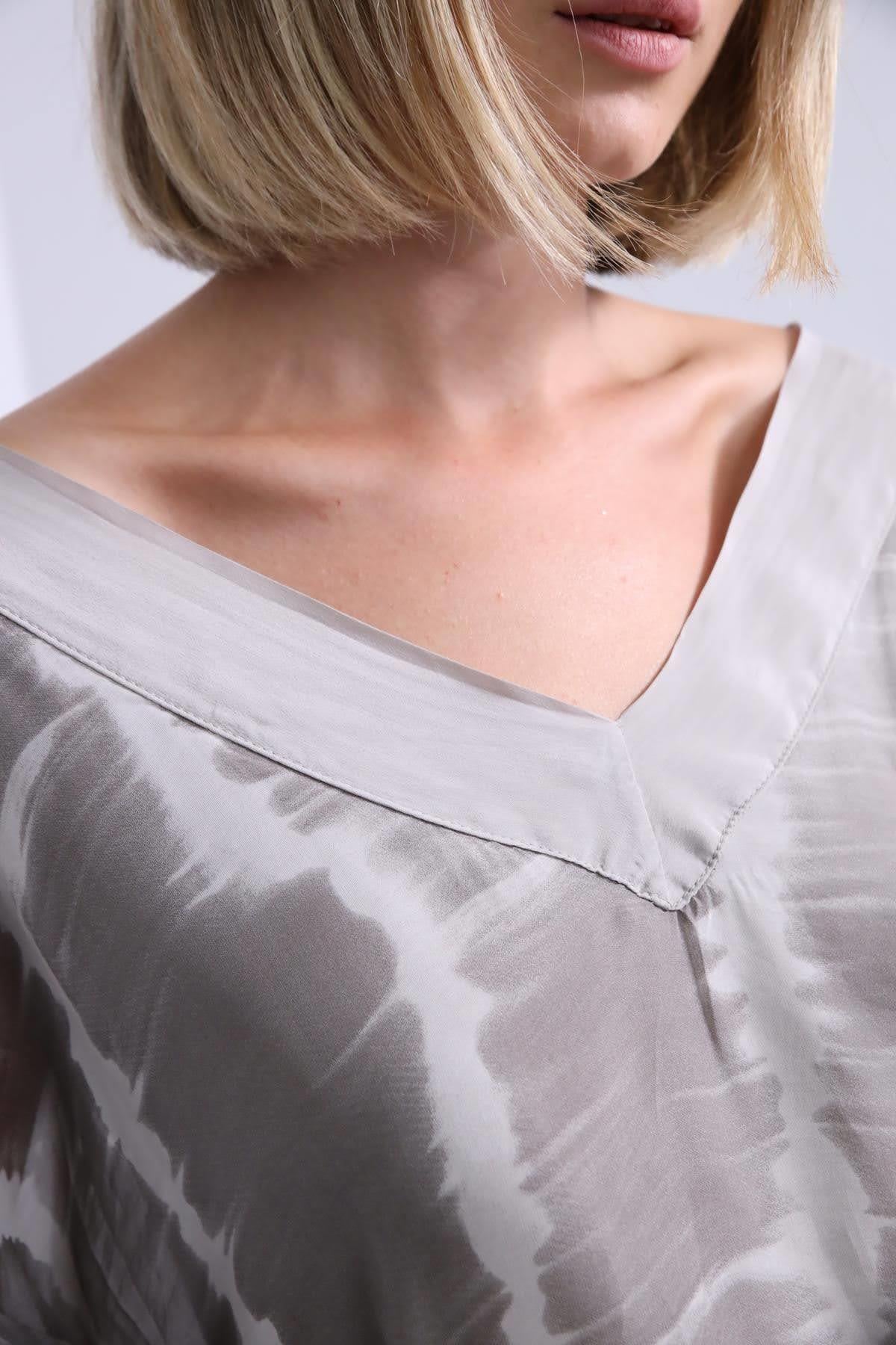  Vizon Batik Desenli V Yaka İpek Takım