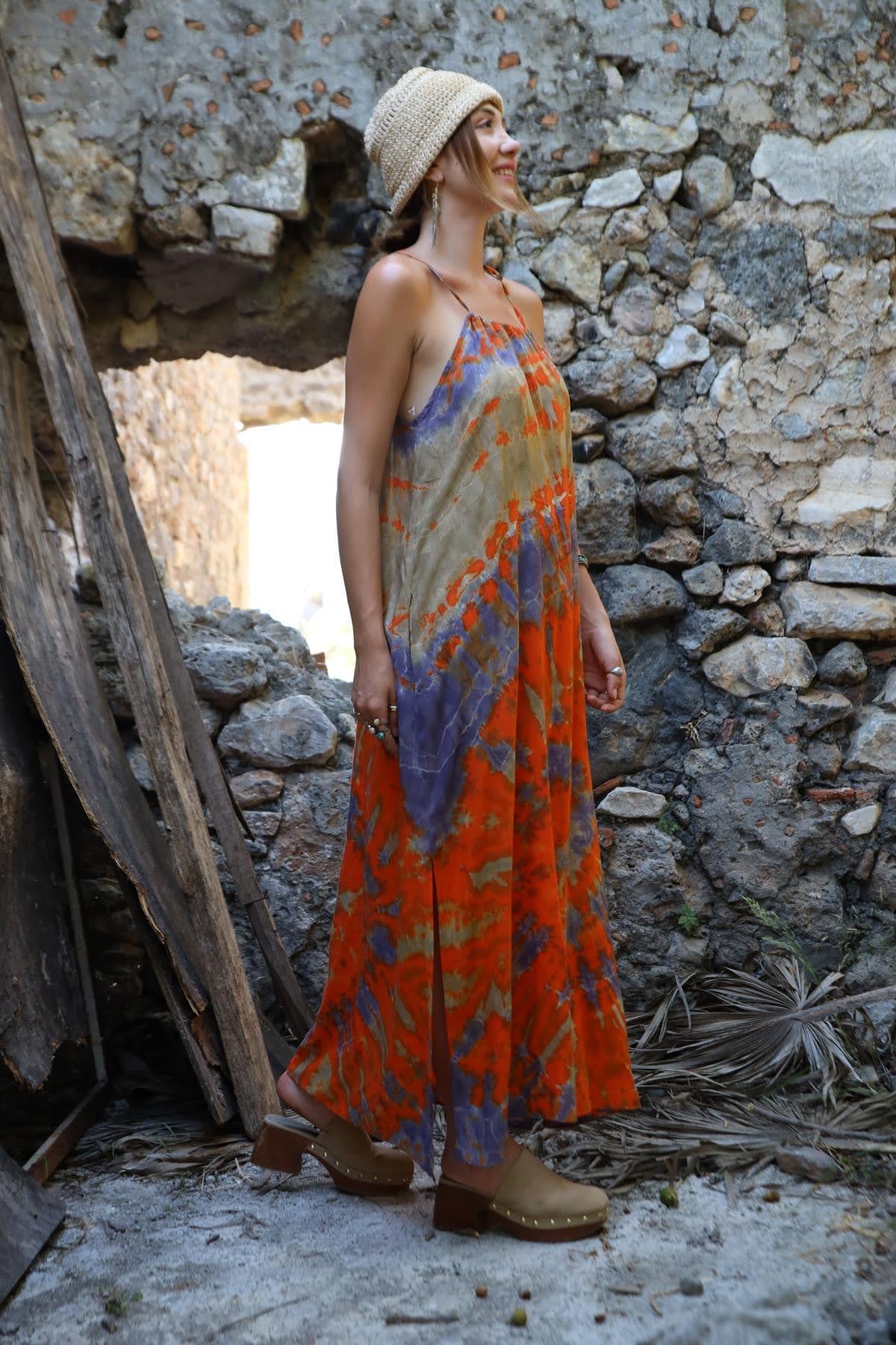  Turuncu Yanları Yırtmaçlı Askılı Batik Elbise