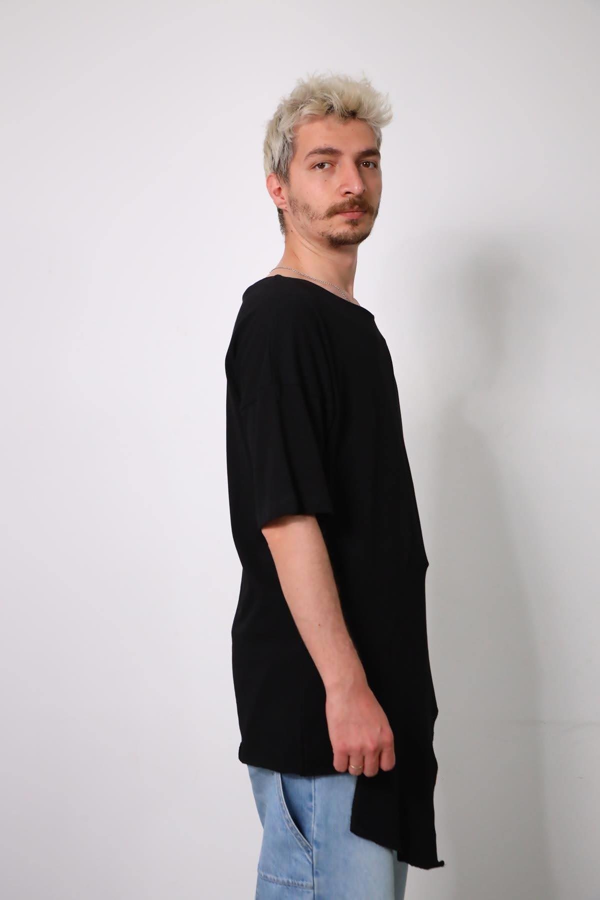  Siyah Asimetrik Dikiş Detaylı Kayık Yaka Erkek Tişört