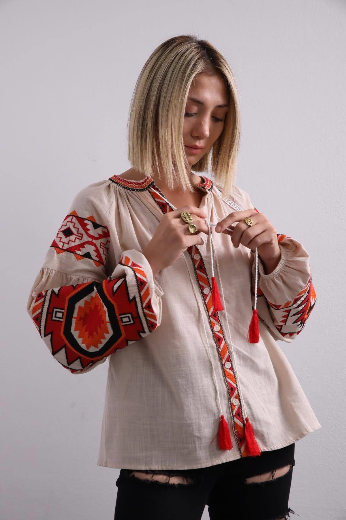  Krem Rengi Etnik İşlemeli Püskül Detaylı Gömlek
