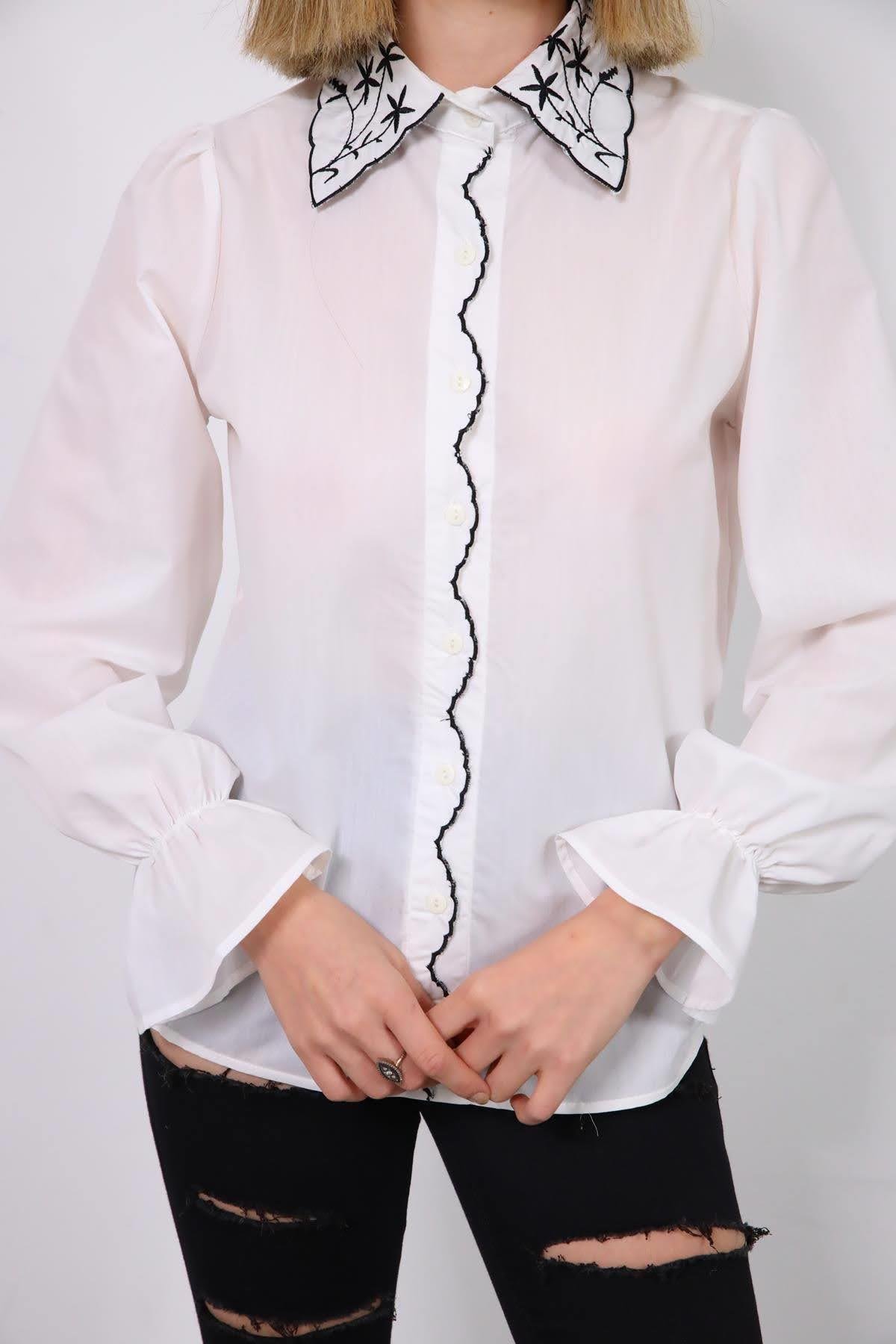  Beyaz Yakası İşlemeli İspanyol Kol Gömlek