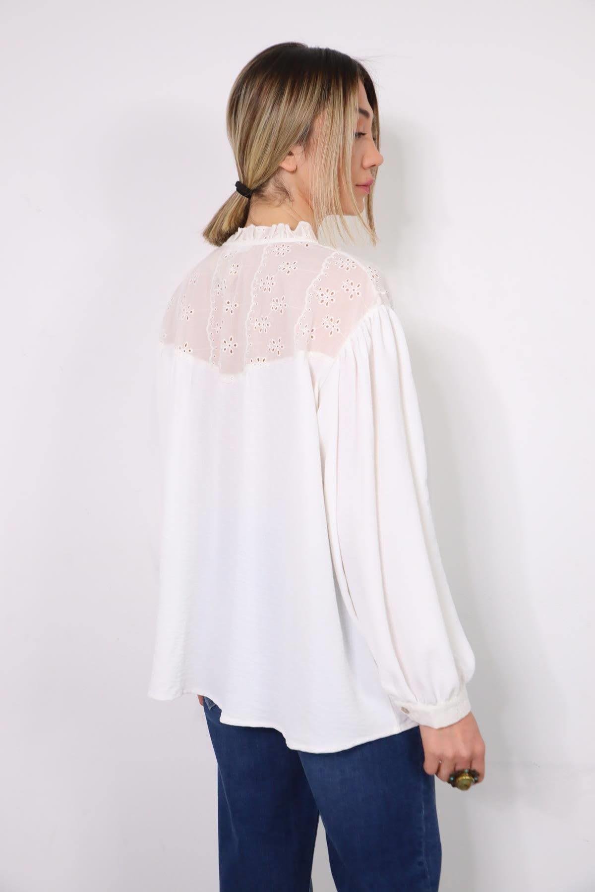  Beyaz Yakası Volanlı Brode Gömlek