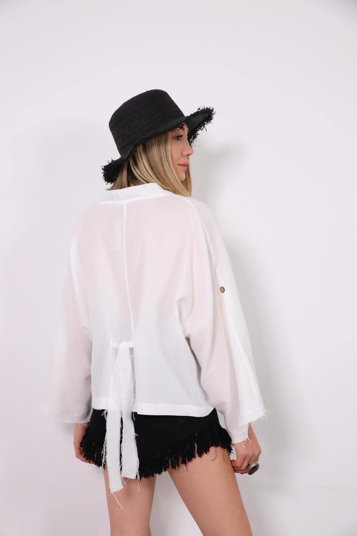 Beyaz Yarasa Kol Püsküllü Sırt Detaylı Gömlek - Şaman Butik Beyaz Yarasa Kol Püsküllü Sırt Detaylı Gömlek
