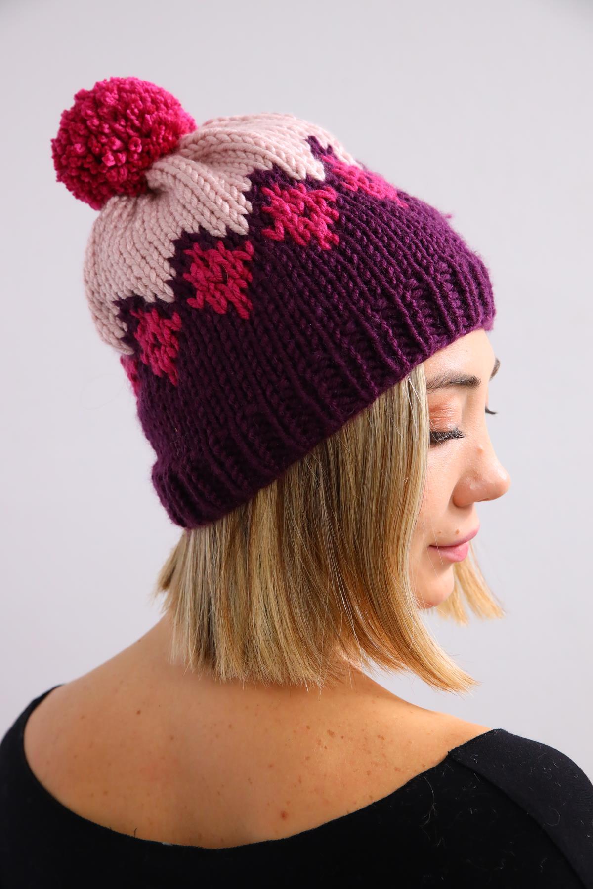  Mor Desenli El Yapımı Ponponlu Örgü Bere