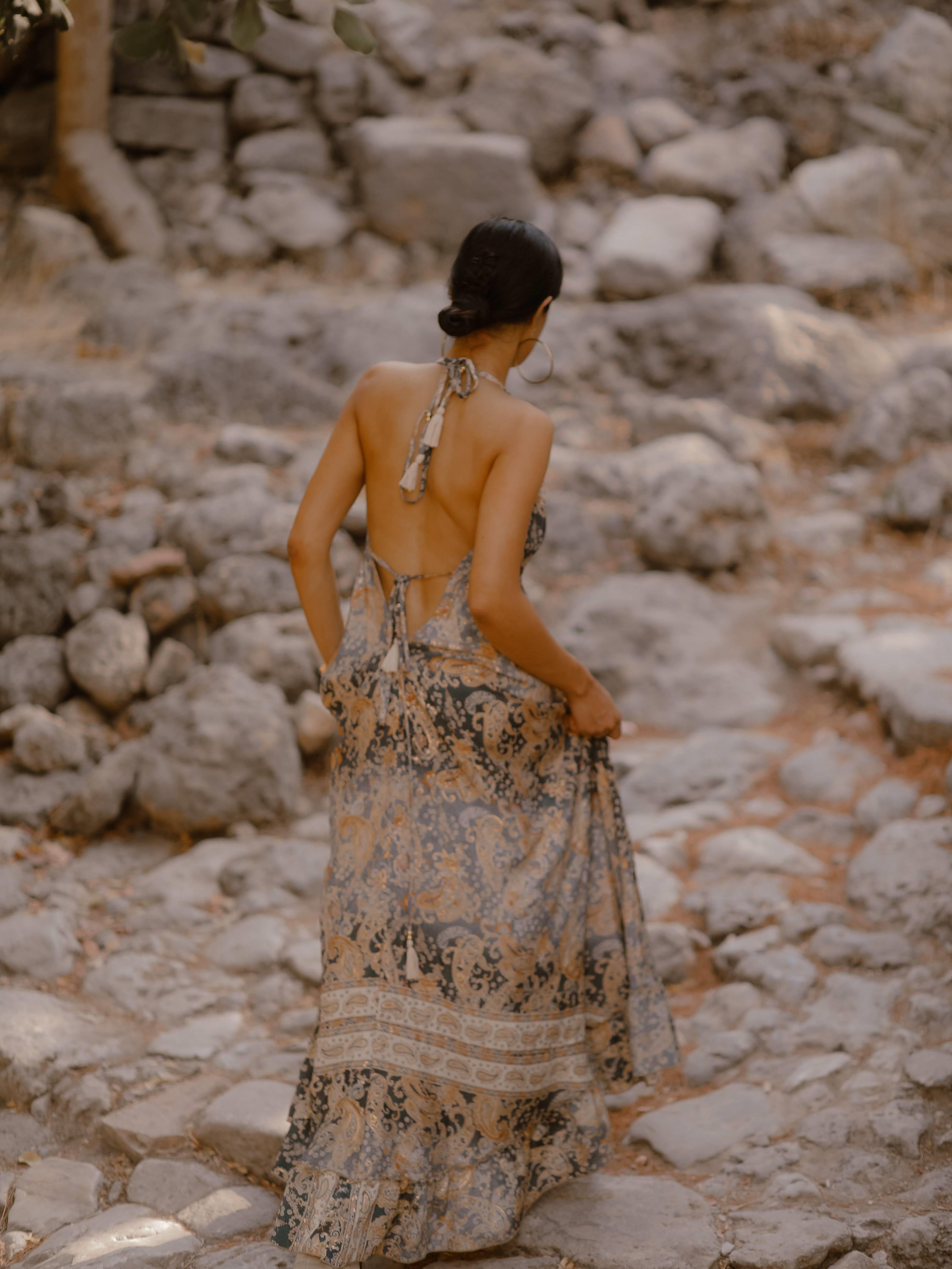 Gri Büzgülü V Yaka Eteği Volanlı İpek Elbise - Şaman Butik Gri Büzgülü V Yaka Eteği Volanlı İpek Elbise