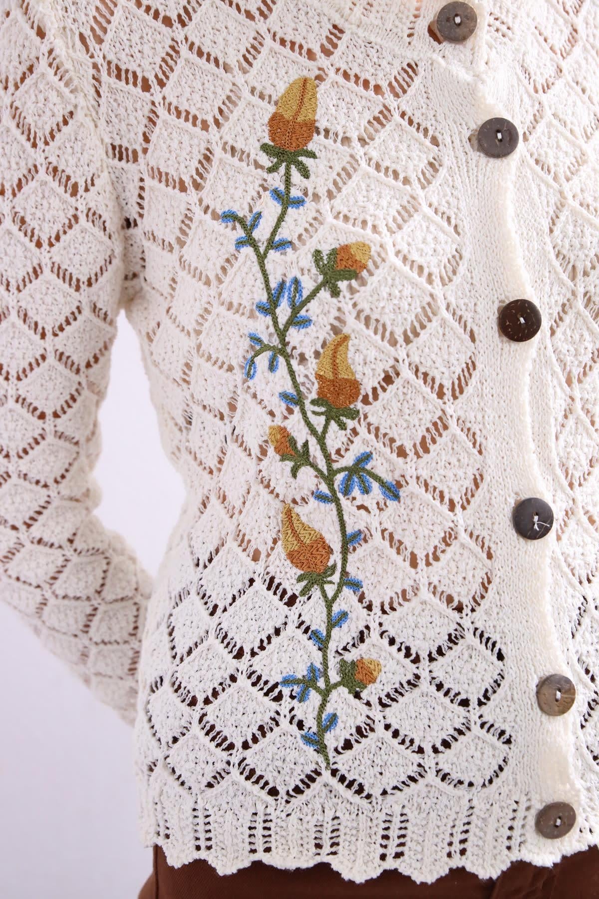  Ekru İşlemeli Örgü Bluz