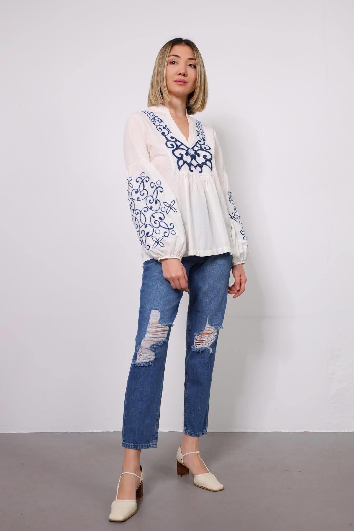Beyaz İşlemeli Önü Pileli V Yaka Bluz - Şaman Butik Beyaz İşlemeli Önü Pileli V Yaka Bluz