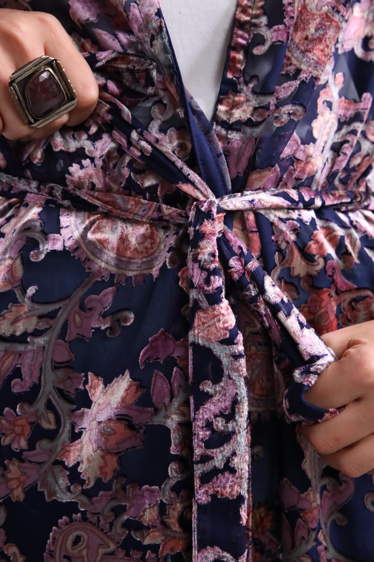 Lacivert Kadife İşlemeli Şifon Kaftan - Şaman Butik Lacivert Kadife İşlemeli Şifon Kaftan