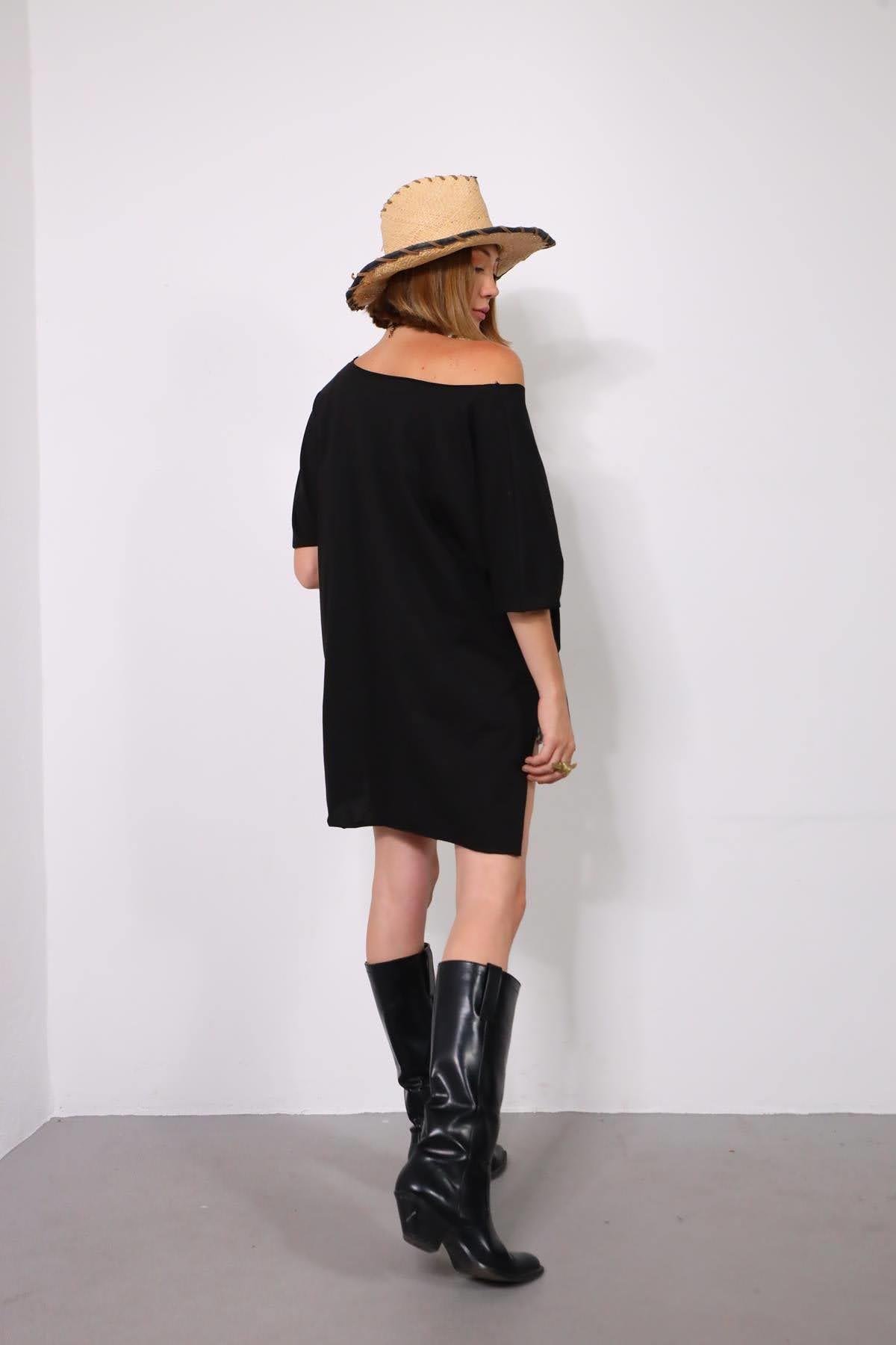  Siyah V Yaka Arkası Uzun Salaş Tişört