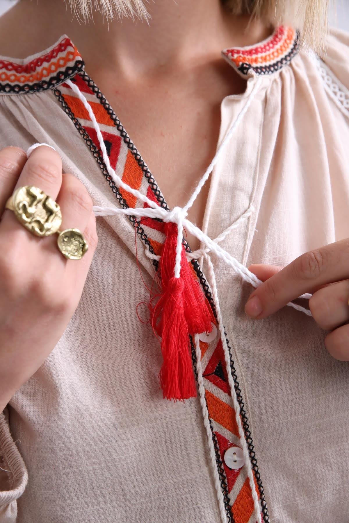  Krem Rengi Etnik İşlemeli Püskül Detaylı Gömlek