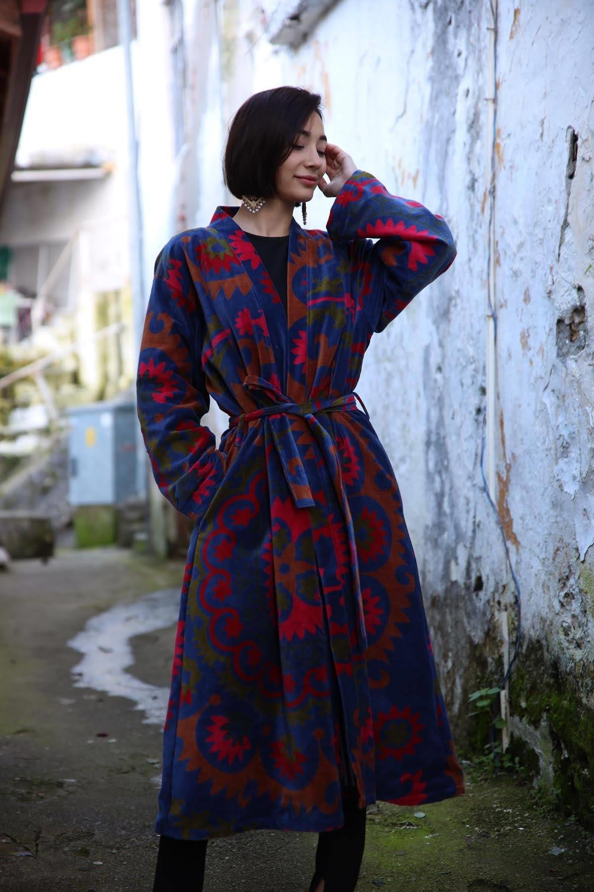 İndigo Mavi Otantik Desenli Kuşaklı Kadife Kaftan - Şaman Butik İndigo Mavi Otantik Desenli Kuşaklı Kadife Kaftan