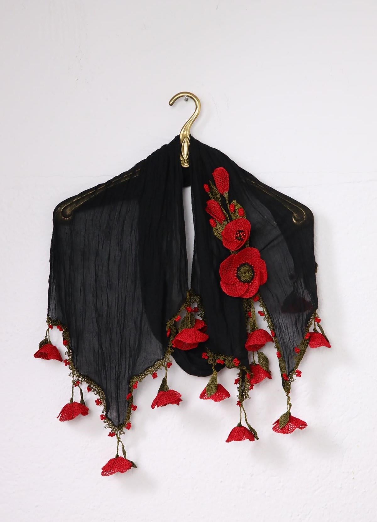  Siyah İğne Oyası İşlemeli Şal