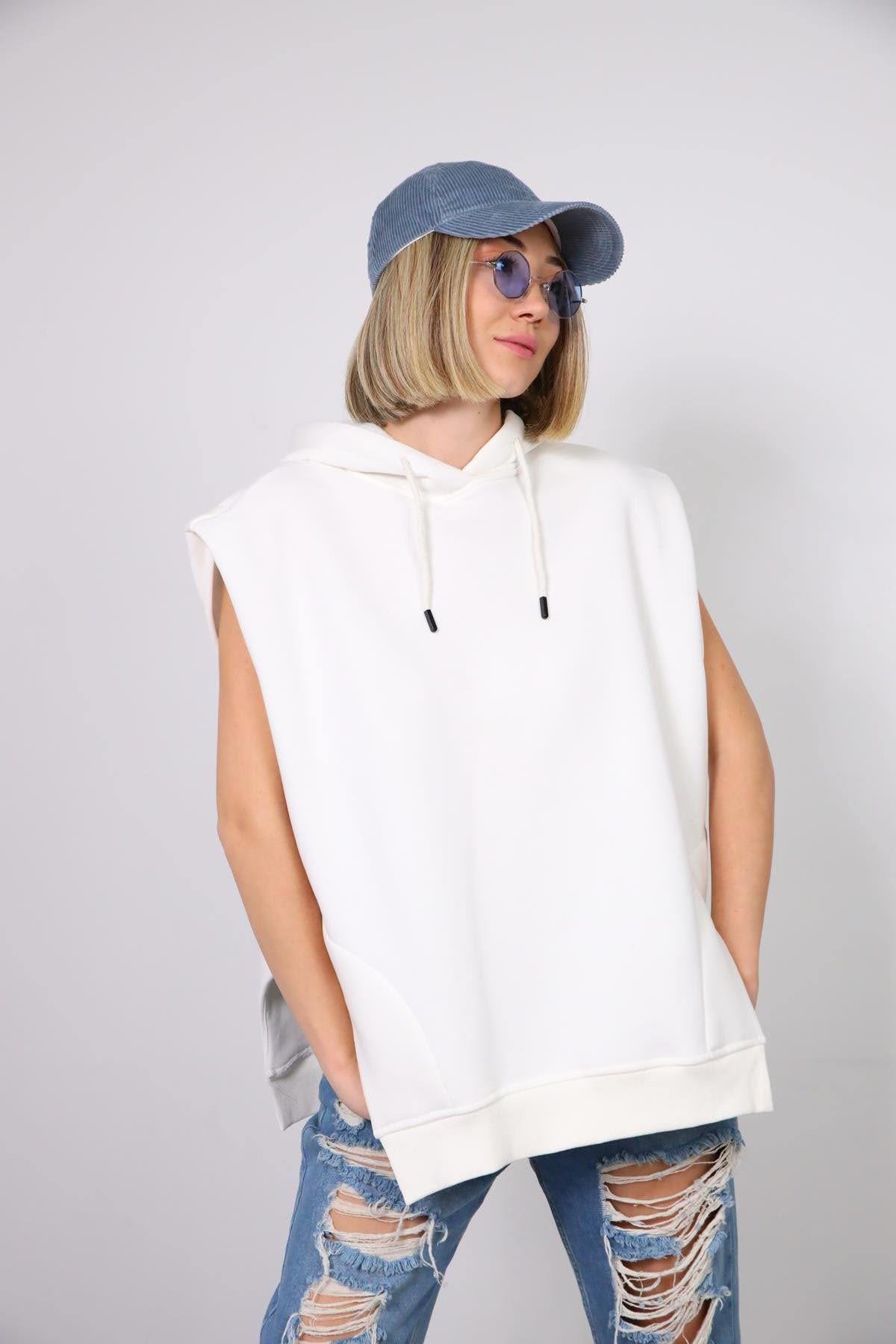  Ekru Kapüşonlu Asimetrik Yırtmaçlı Kolsuz Sweat