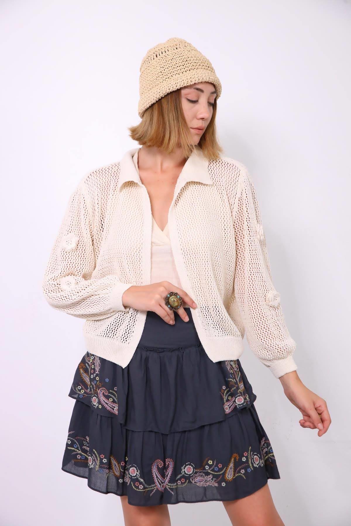  Krem Rengi Kolları Gül Detaylı File Hırka