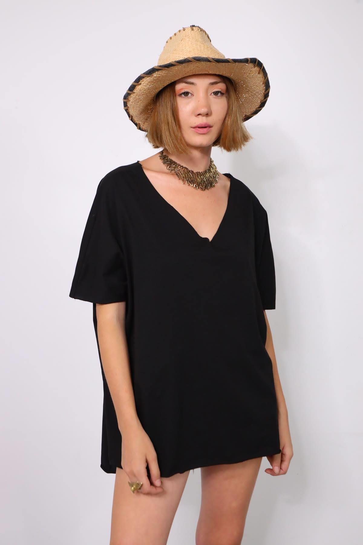  Siyah V Yaka Arkası Uzun Salaş Tişört