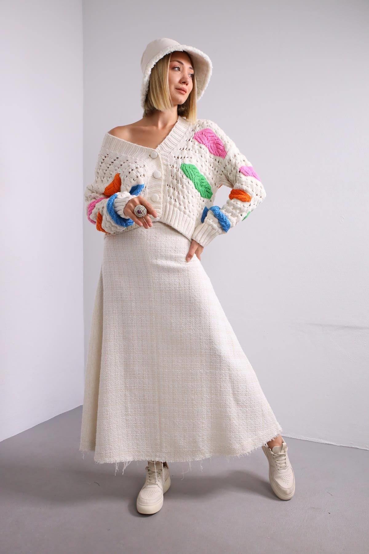  Krem Rengi Altı Püsküllü Kendinden Desenli Etek