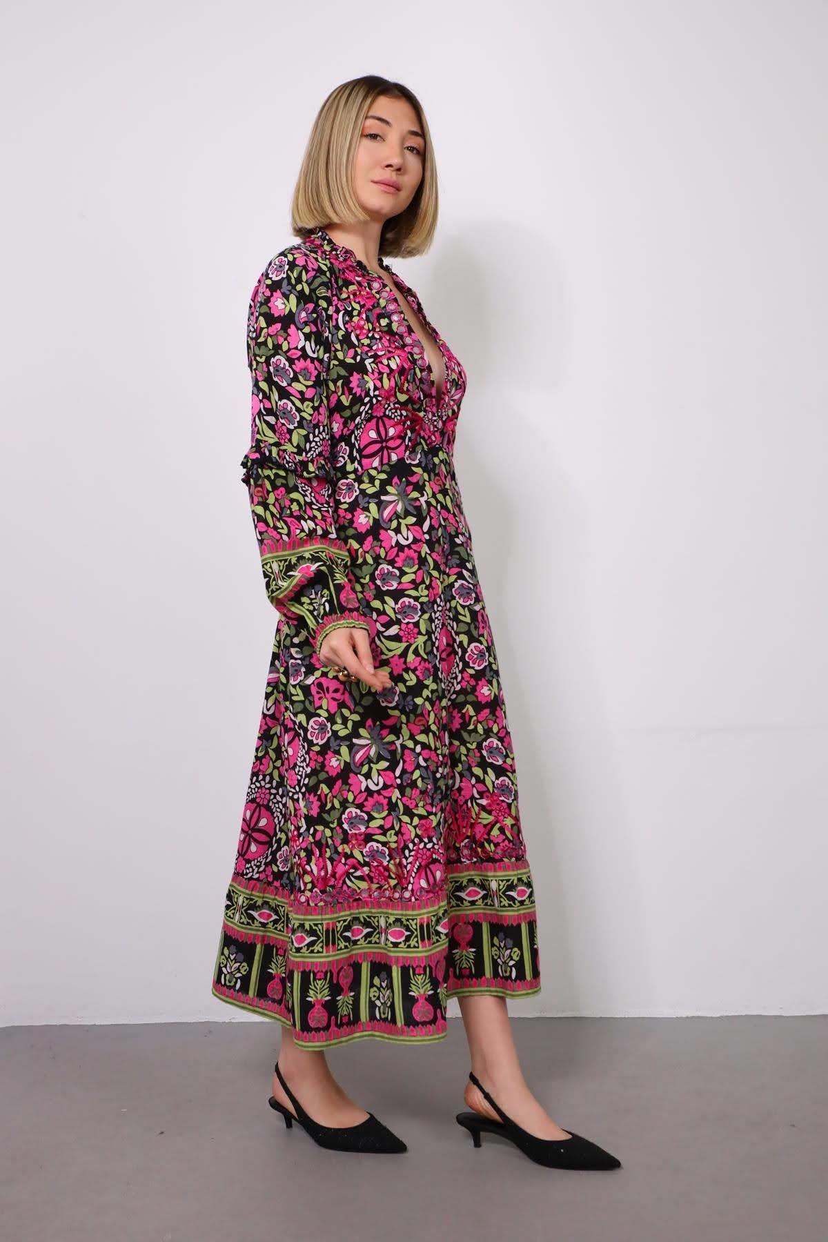 Siyah Pembe Çiçekli Kolları Volanlı Ayna Detaylı Elbise Siyah Pembe Çiçekli Kolları Volanlı Ayna Detaylı Elbise