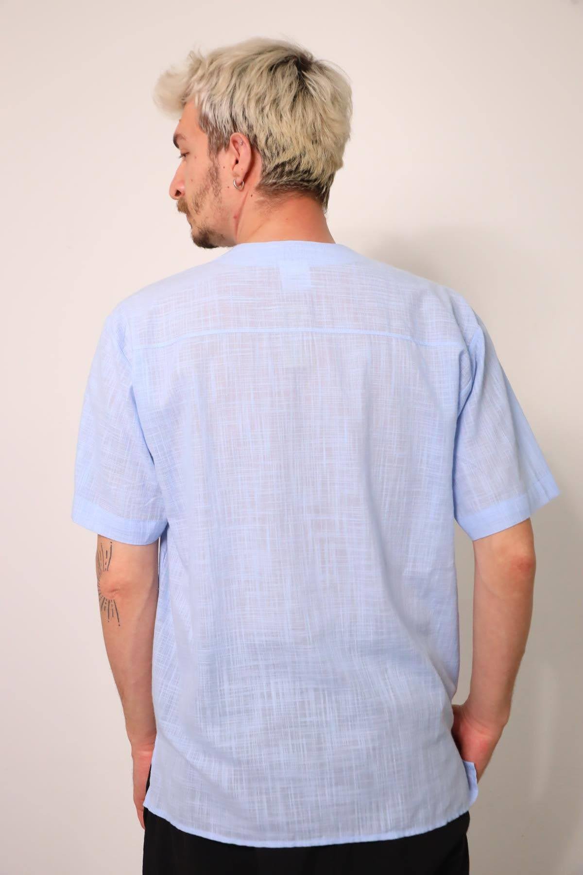  Mavi Yakası Bağcıklı Yırtmaçlı Kısa Kollu Erkek Gömlek