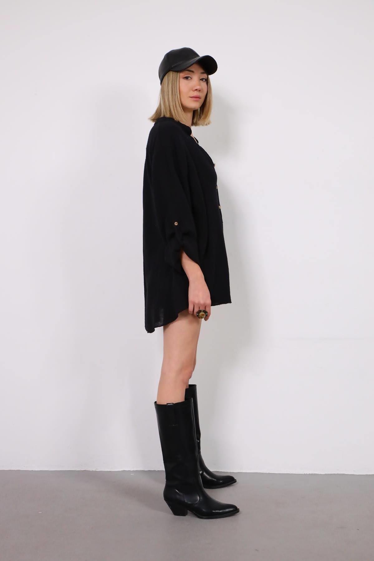  Siyah Hakim Yaka Üç Düğmeli Müslin Gömlek