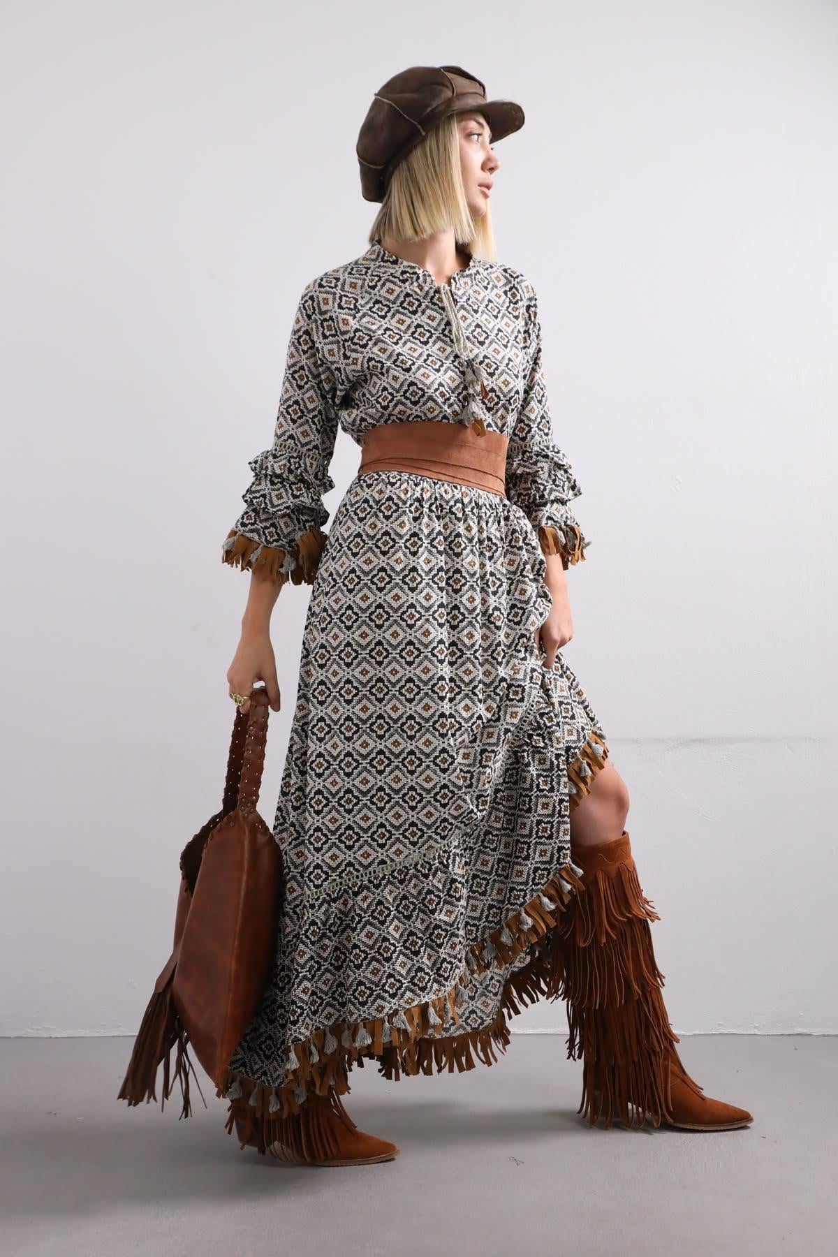  Kahverengi Püsküllü Tokalı Çanta