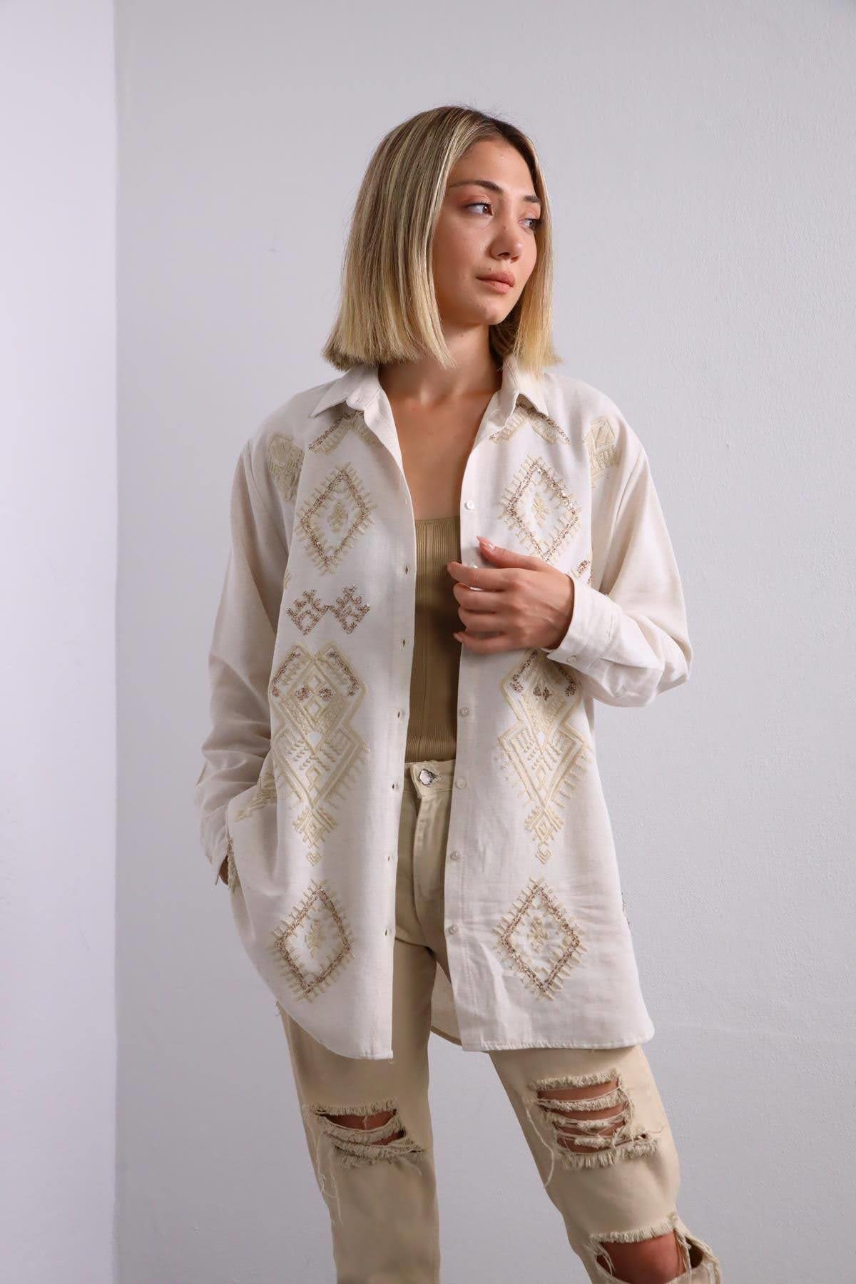  Krem Rengi Pul İşlemeli Yuvarlak Kesim Gömlek
