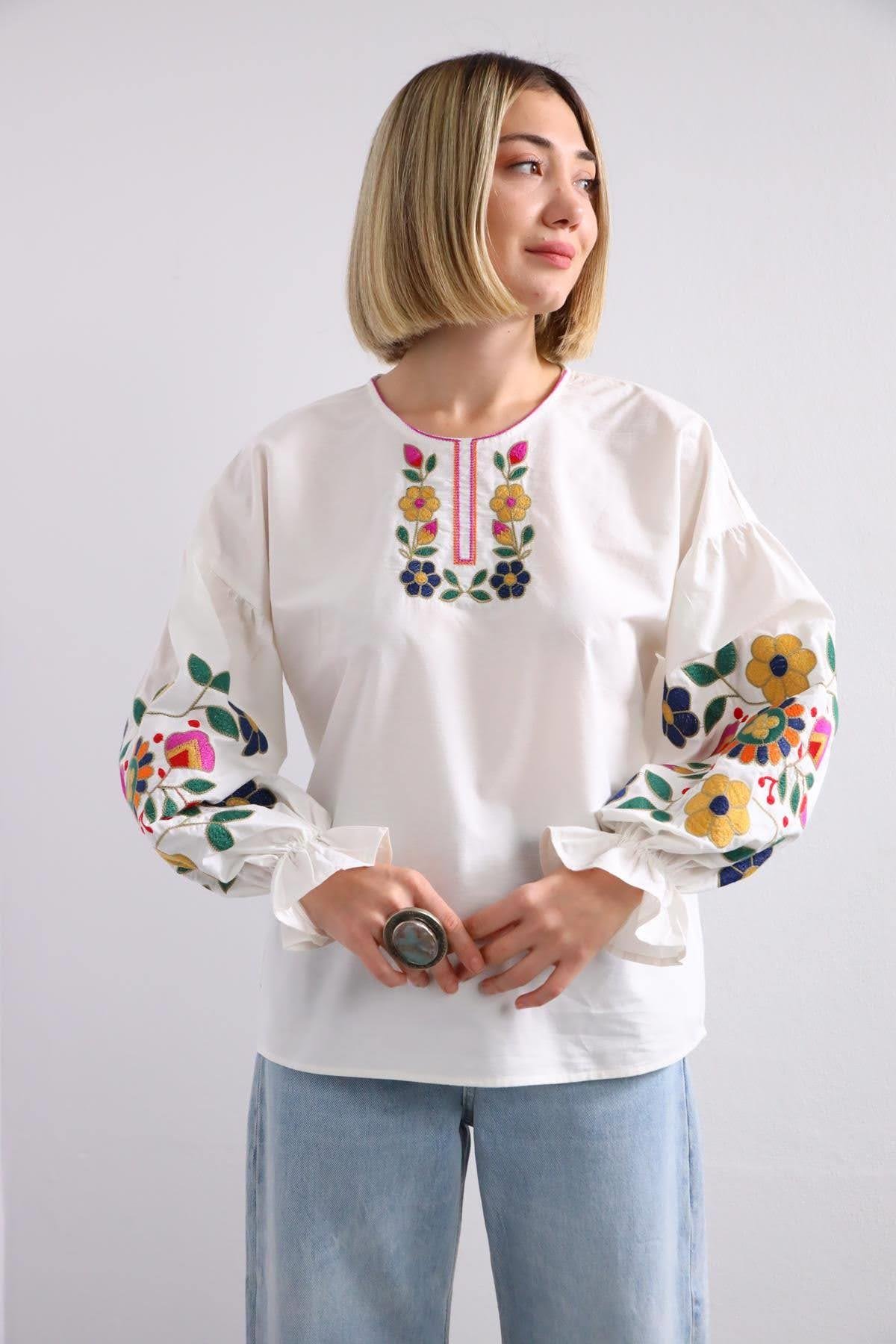 Beyaz Yaka ve Kolları Çiçek İşlemeli Balon Kol Bluz - Şaman Butik Beyaz Yaka ve Kolları Çiçek İşlemeli Balon Kol Bluz