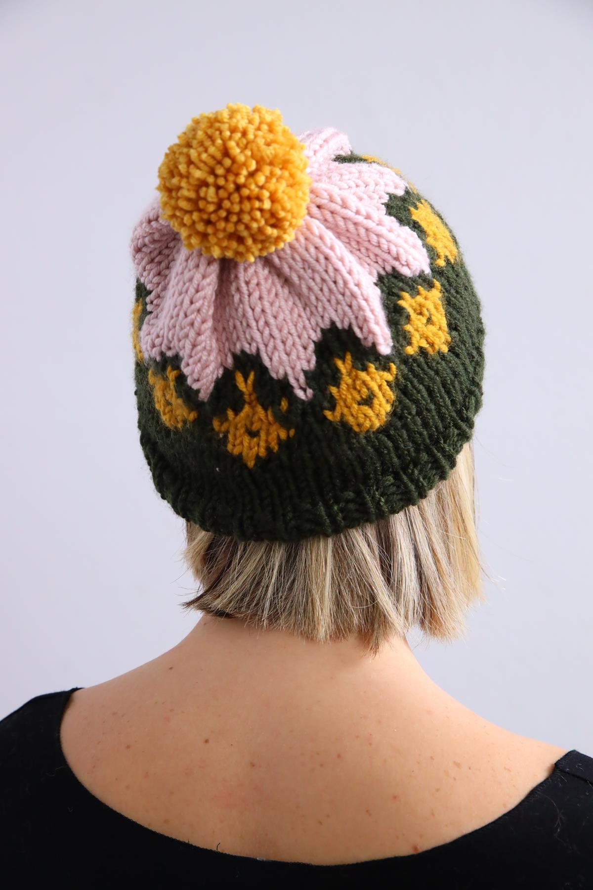  Haki Desenli El Yapımı Ponponlu Örgü Bere