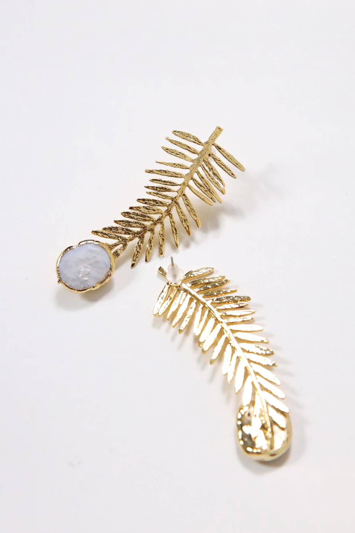  Yaprak Tasarım Sedef Detaylı Altın Kaplama Küpe