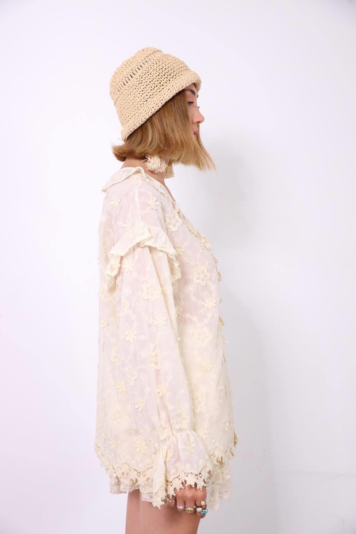 Krem Rengi V Yaka Volanlı Düğme Detaylı Dantelli Bluz - Şaman Butik Krem Rengi V Yaka Volanlı Düğme Detaylı Dantelli Bluz