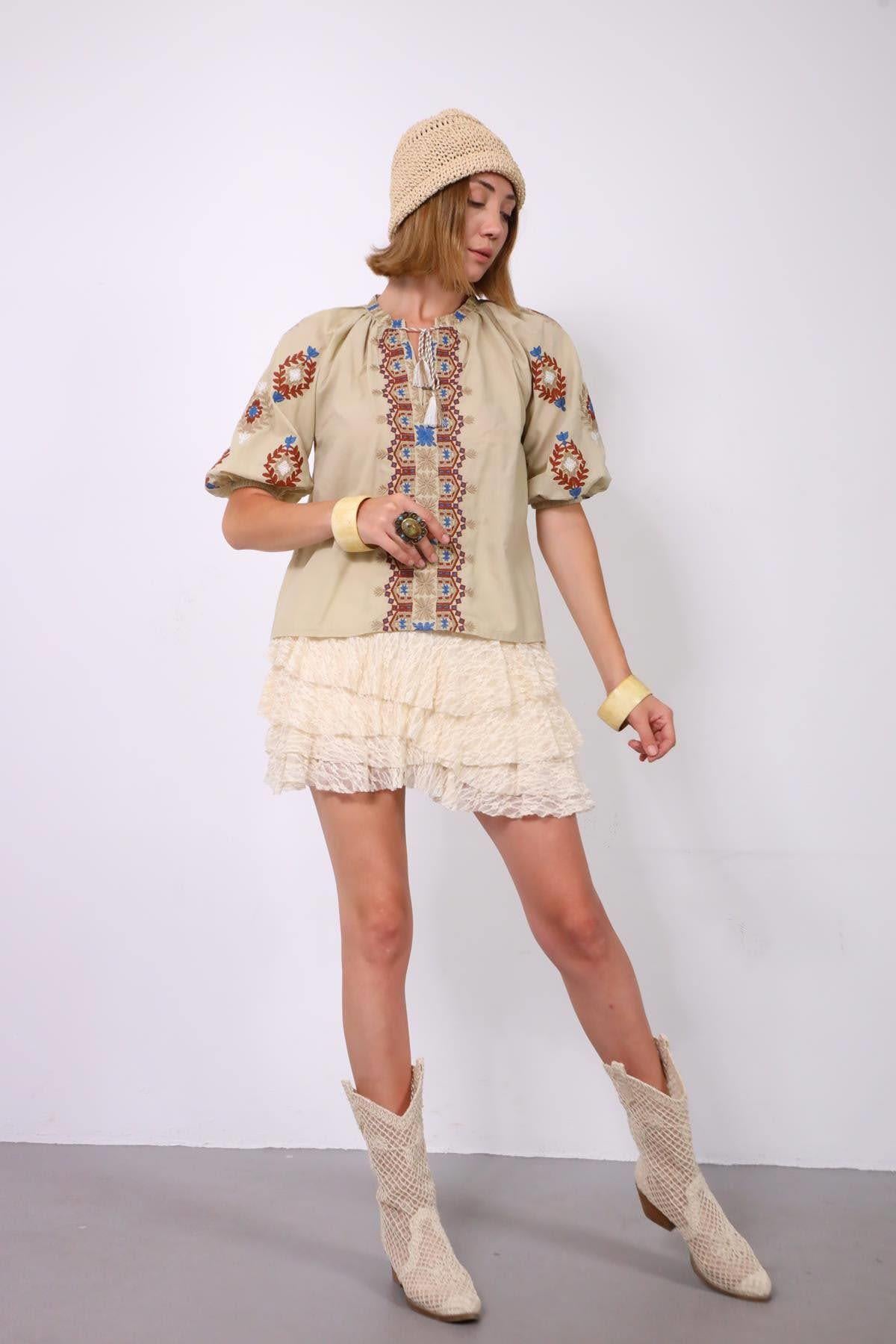 Bej Püsküllü Yakası Fırfırlı Nakışlı Bluz - Şaman Butik Bej Püsküllü Yakası Fırfırlı Nakışlı Bluz