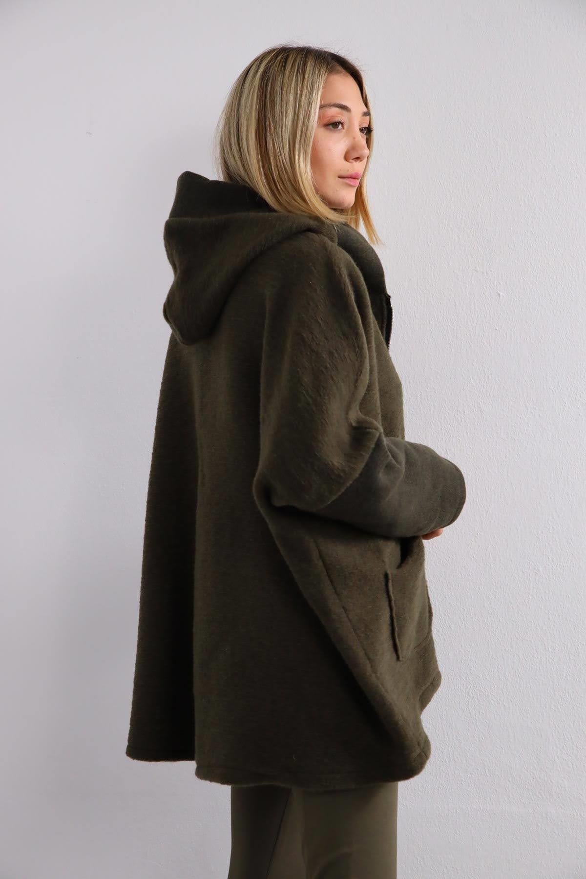  Haki Kapüşonlu Kısa Keçe Kaban