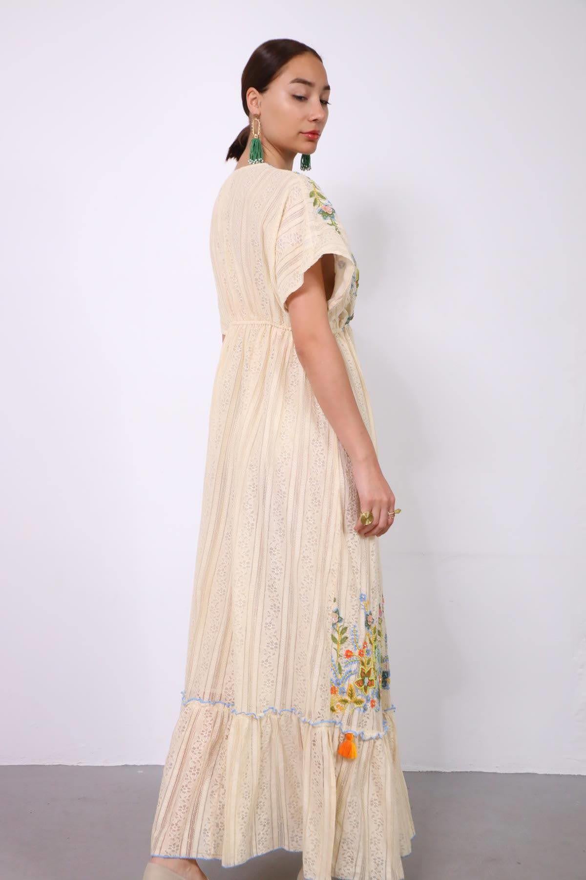 Ekru Püsküllü V Yaka İşlemeli Otantik Güpür Elbise - Şaman Butik Ekru Püsküllü V Yaka İşlemeli Otantik Güpür Elbise