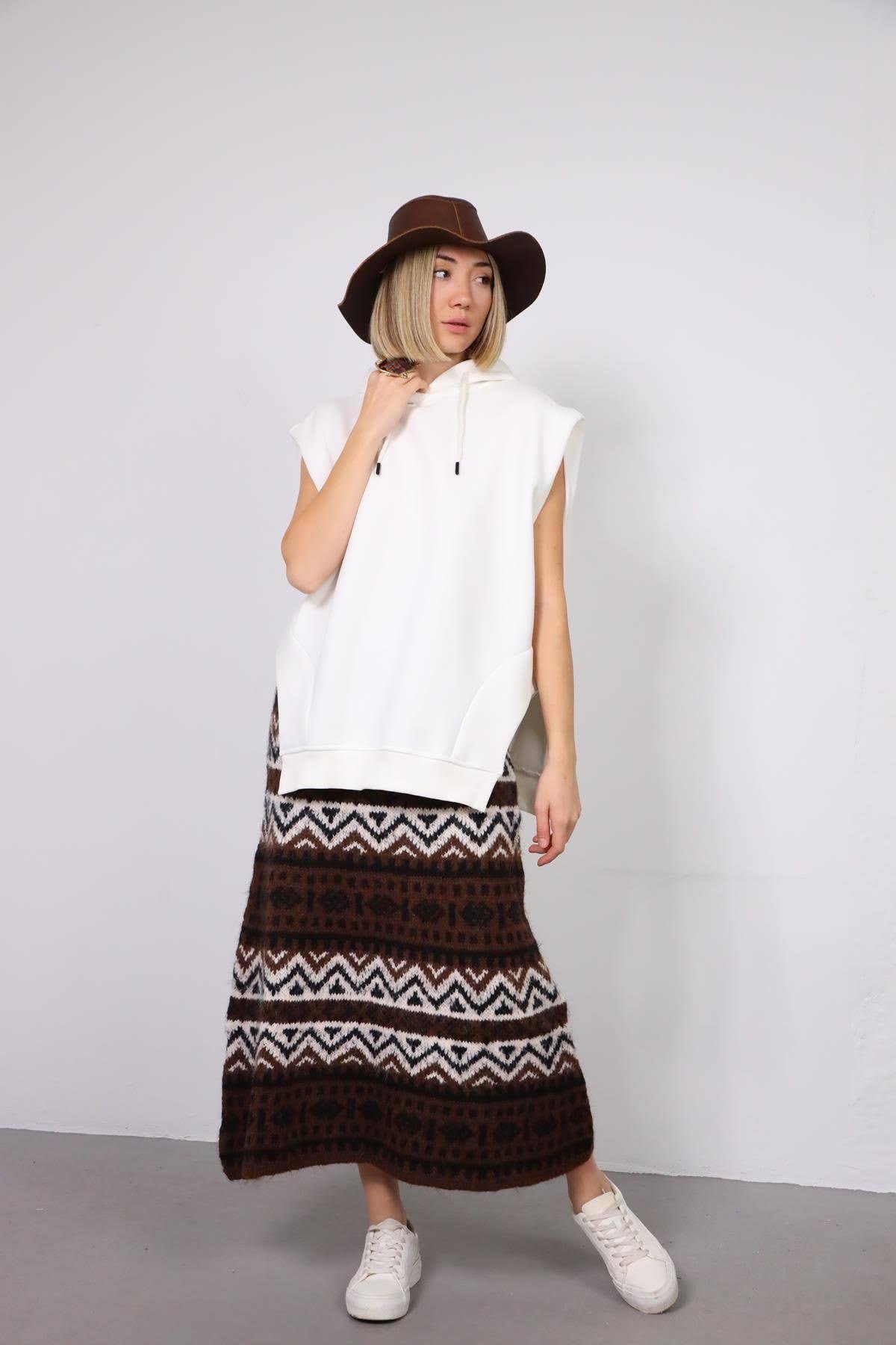  Ekru Kapüşonlu Asimetrik Yırtmaçlı Kolsuz Sweat