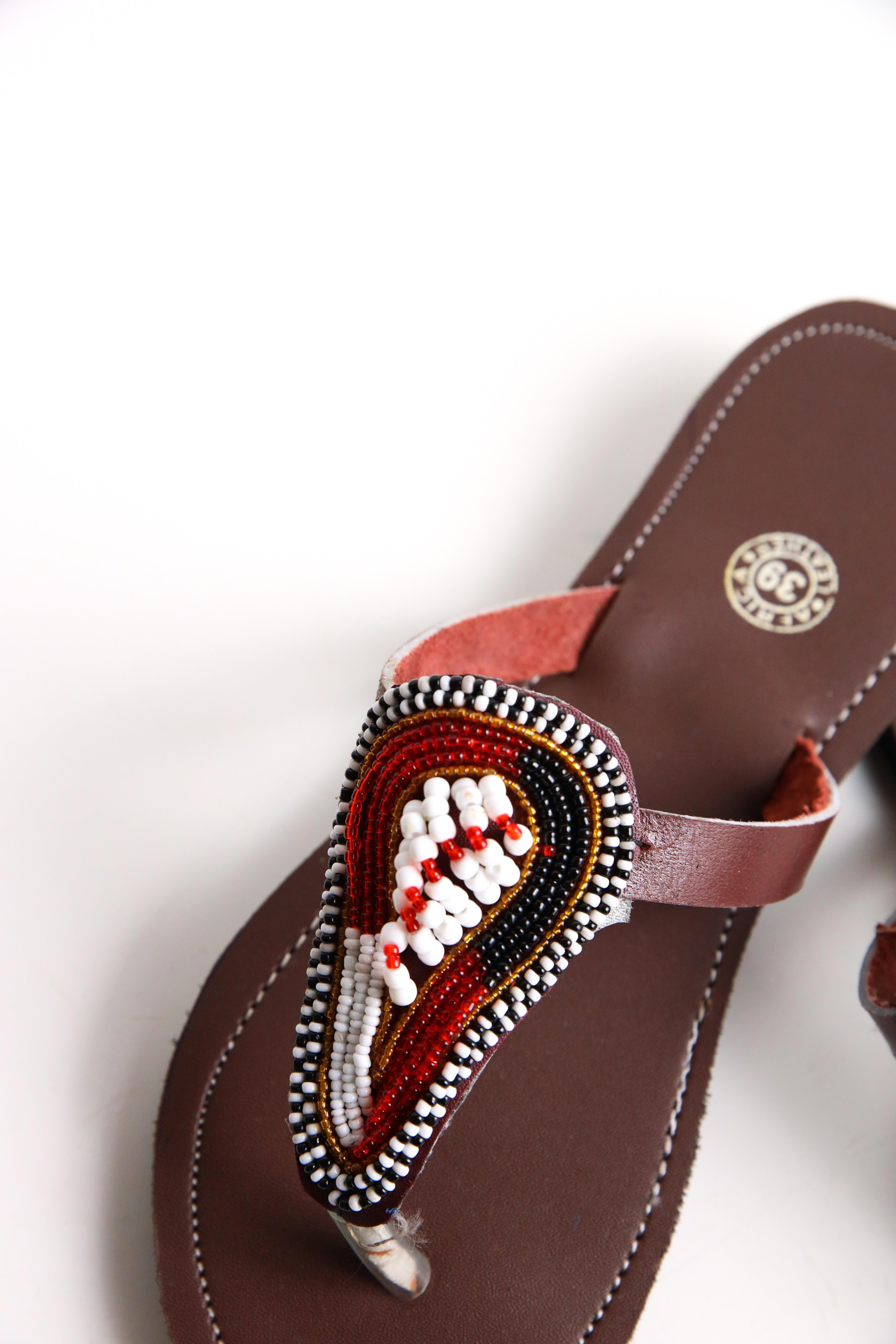 Kahverengi Boncuk İşlemeli Parmak Arası Terlik - Şaman Butik Kahverengi Boncuk İşlemeli Parmak Arası Terlik