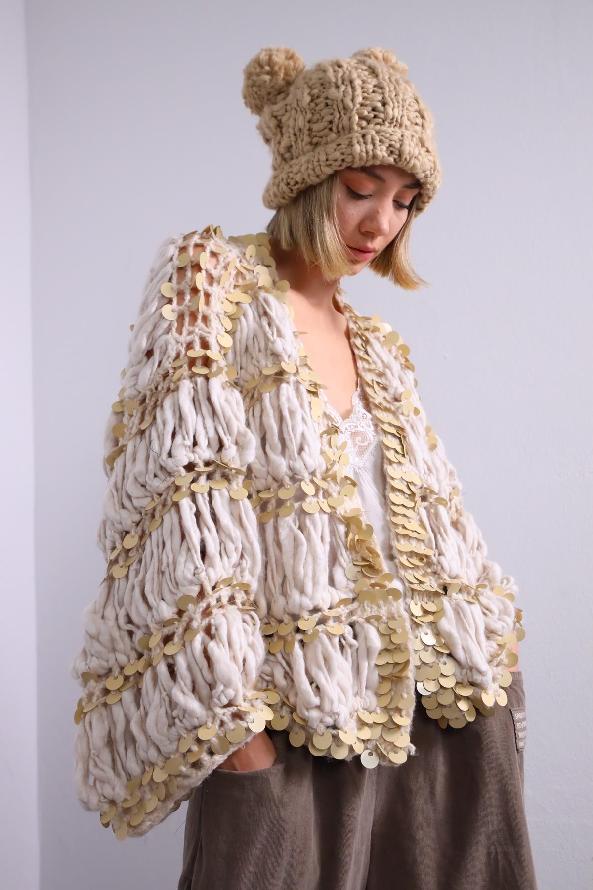  Krem Rengi Örme Pul Detaylı Hırka